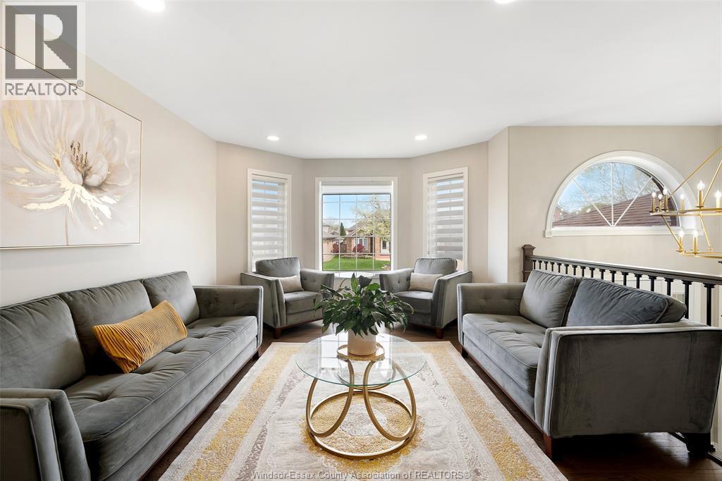 4205 Barton Crescent, Windsor, ON - Indoor Photo Showing Living Room