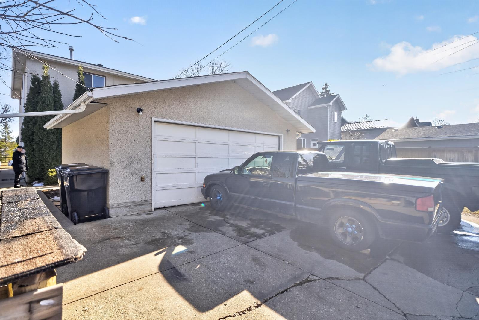 9732 75 Ave Nw, Edmonton, AB - Outdoor