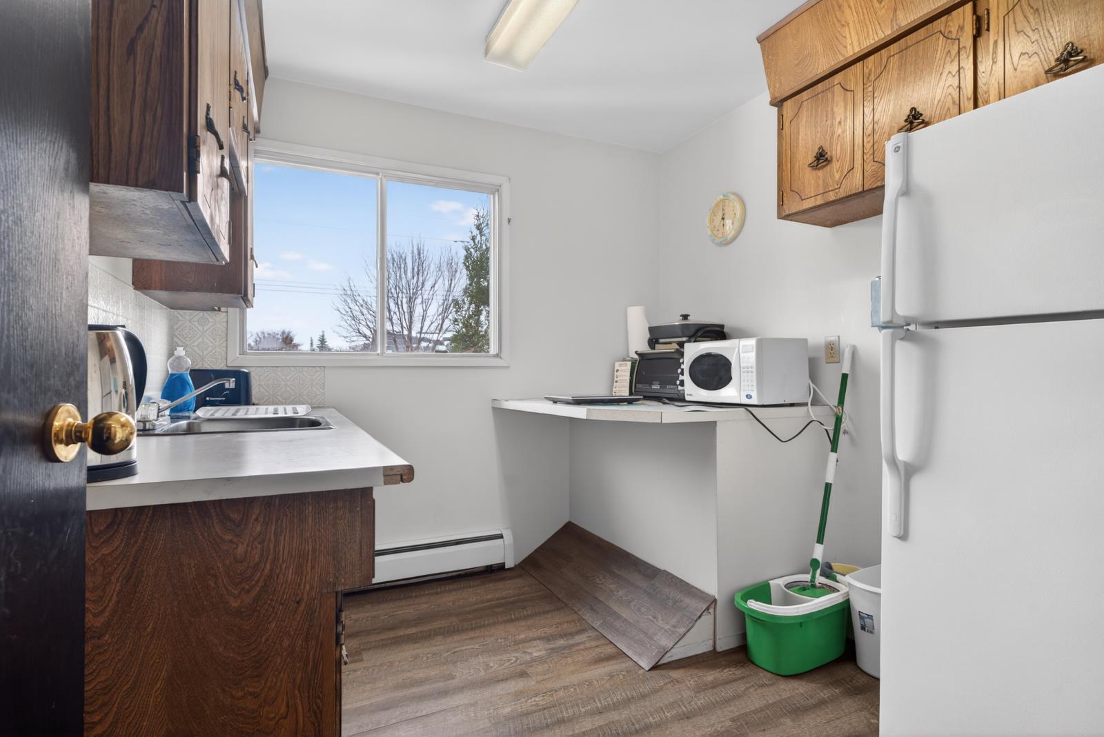 9732 75 Ave Nw, Edmonton, AB - Indoor Photo Showing Kitchen