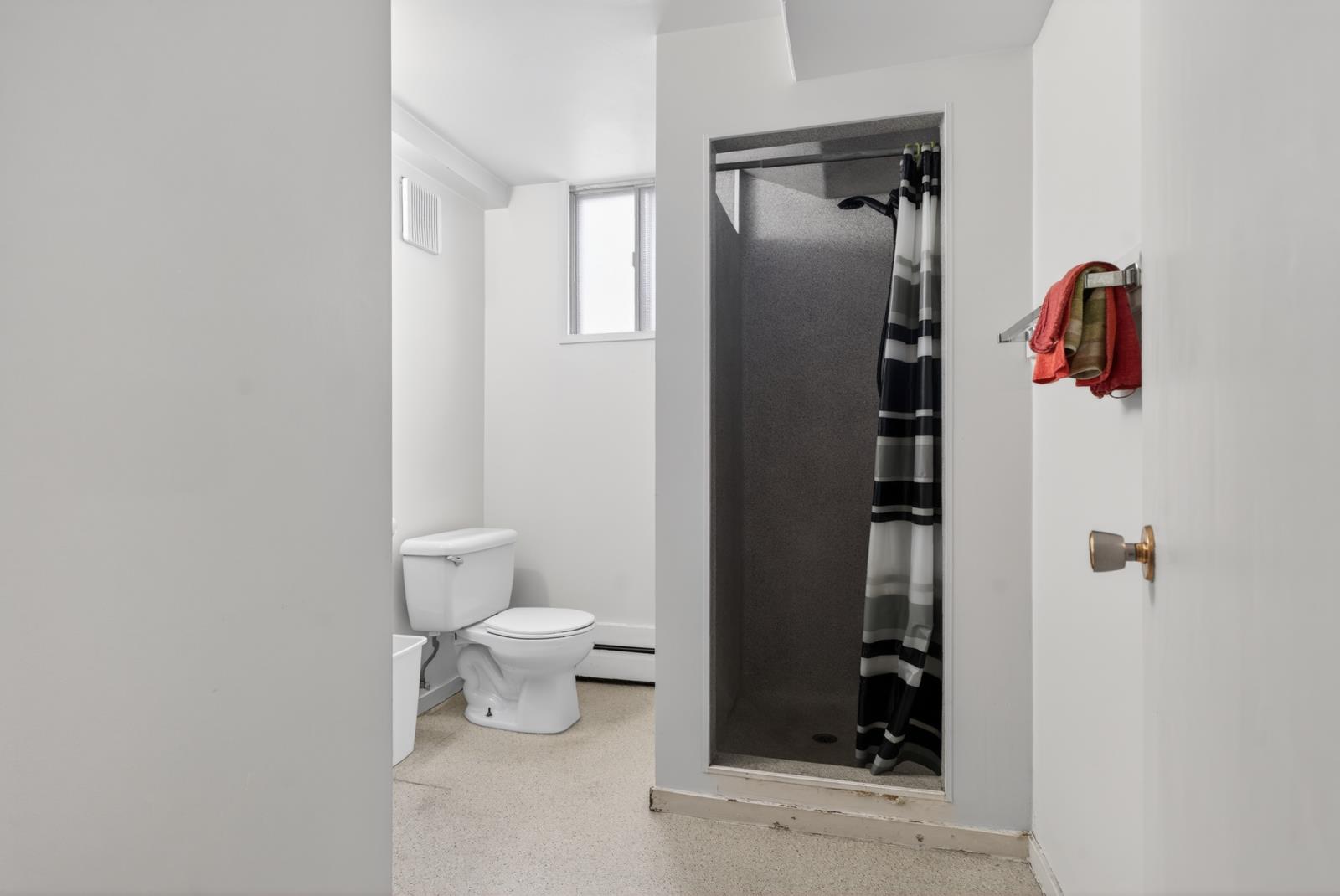 9732 75 Ave Nw, Edmonton, AB - Indoor Photo Showing Bathroom