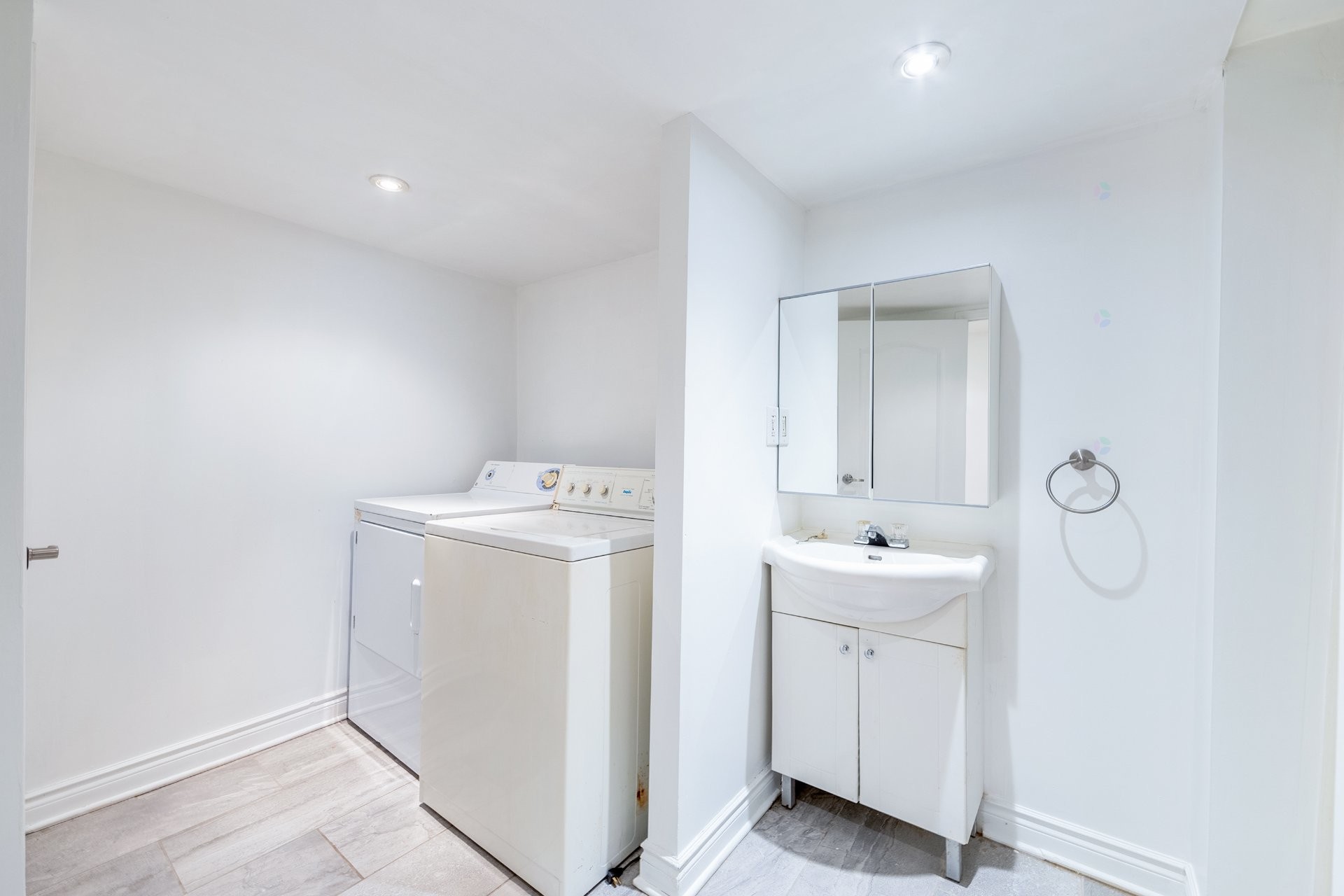 Salle de lavage - 4685 Av. Coolbrook, Montréal (Côte-Des-Neiges/Notre-Dame-De-Grâce), QC