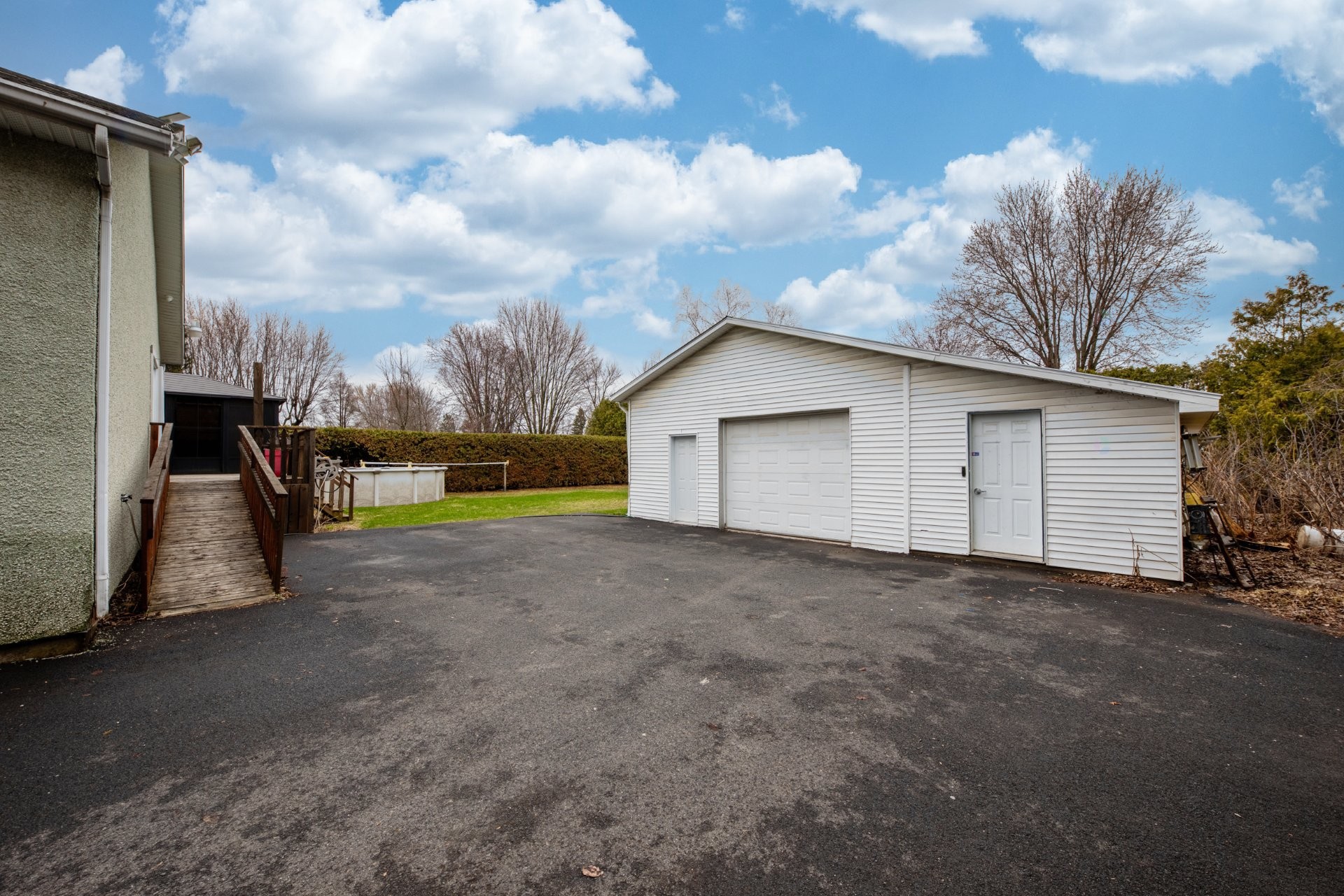 Garage - 1063 Boul. D'Iberville, Saint-Jean-Sur-Richelieu, QC - Outdoor