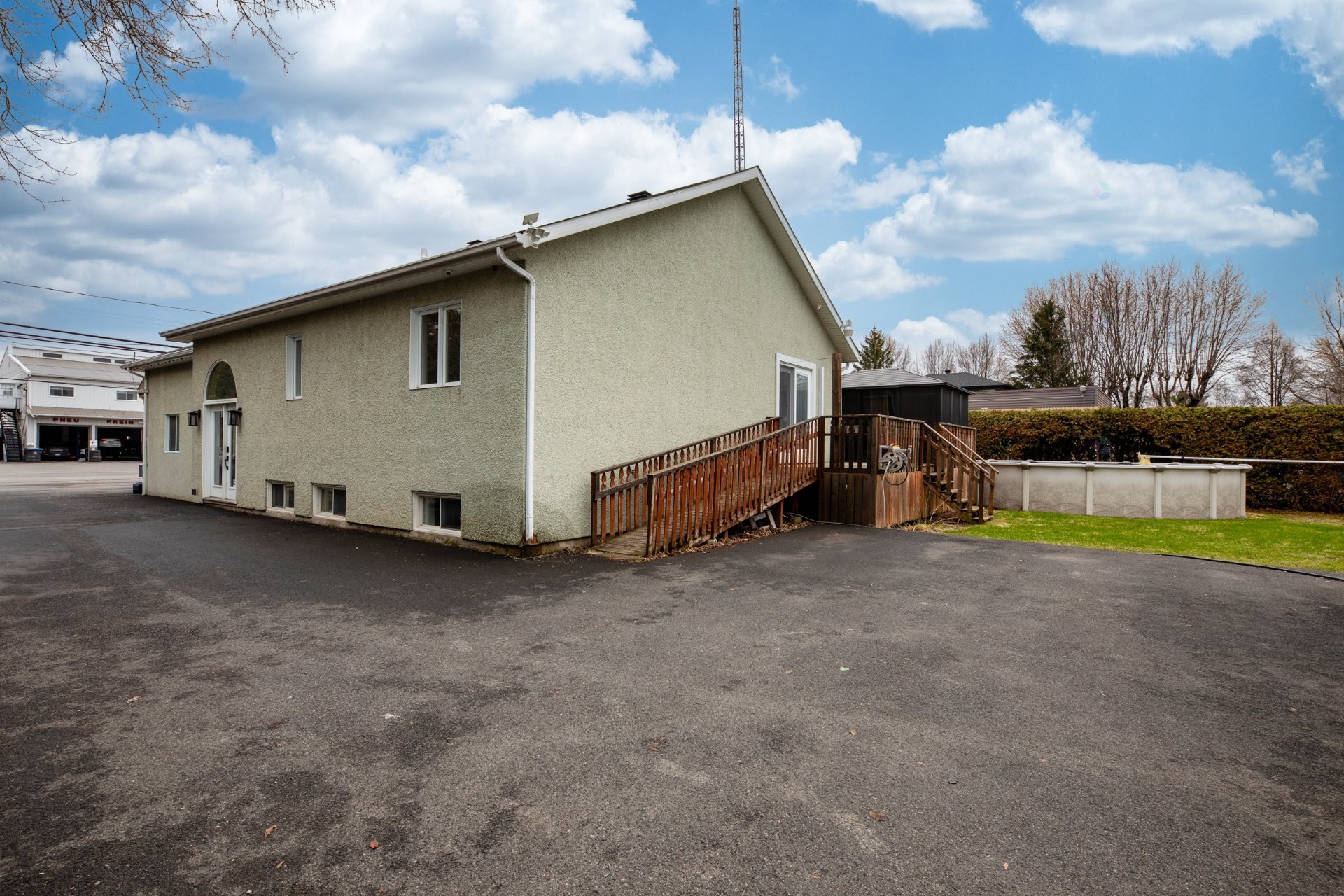 Back of Structure - 1063 Boul. D'Iberville, Saint-Jean-Sur-Richelieu, QC - Outdoor