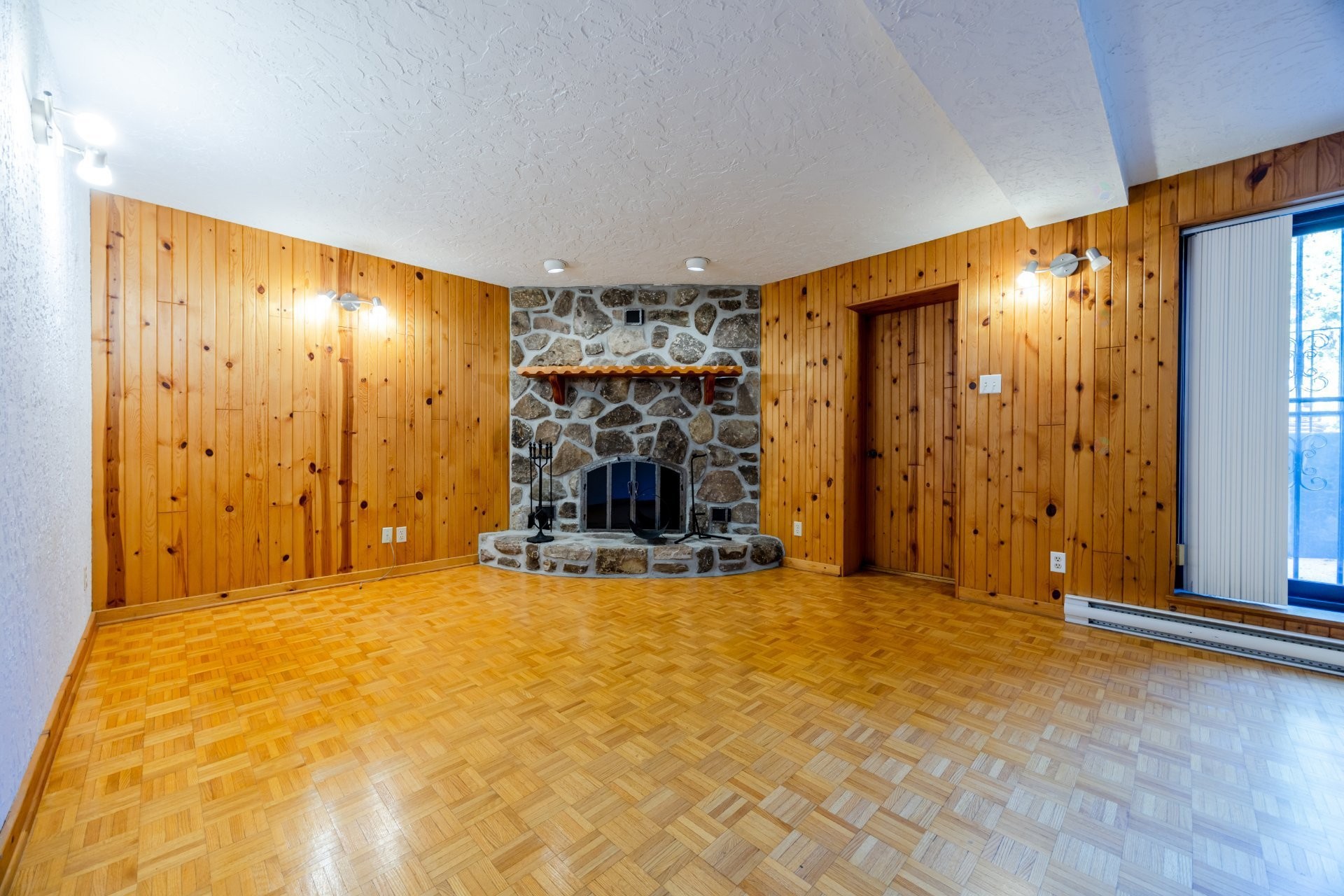 Salle familiale - 5698 Rue Hector-Desloges, Montréal (Rosemont/La Petite-Patrie), QC - Indoor With Fireplace