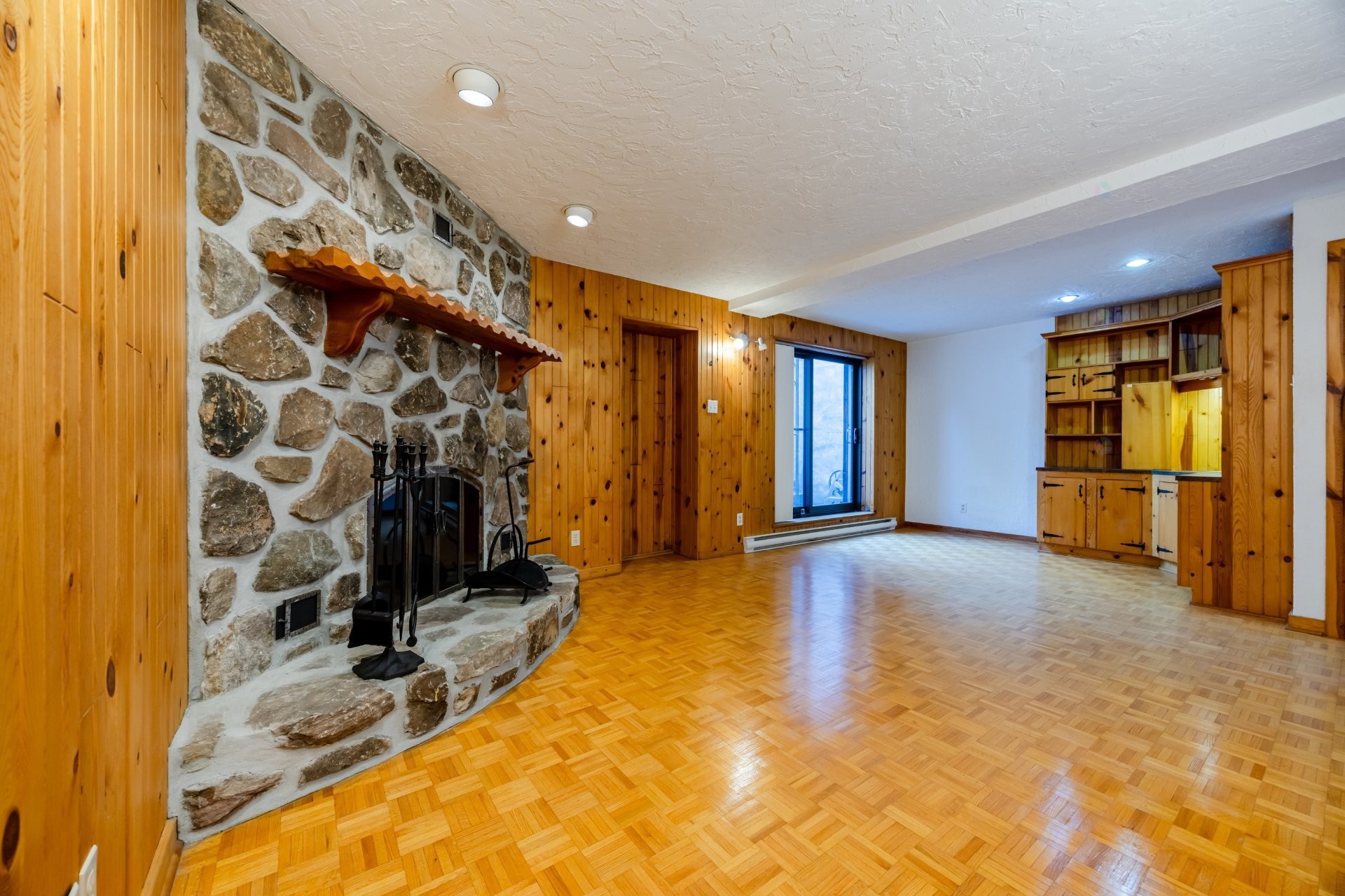 Salle familiale - 5698 Rue Hector-Desloges, Montréal (Rosemont/La Petite-Patrie), QC - Indoor Photo Showing Other Room With Fireplace