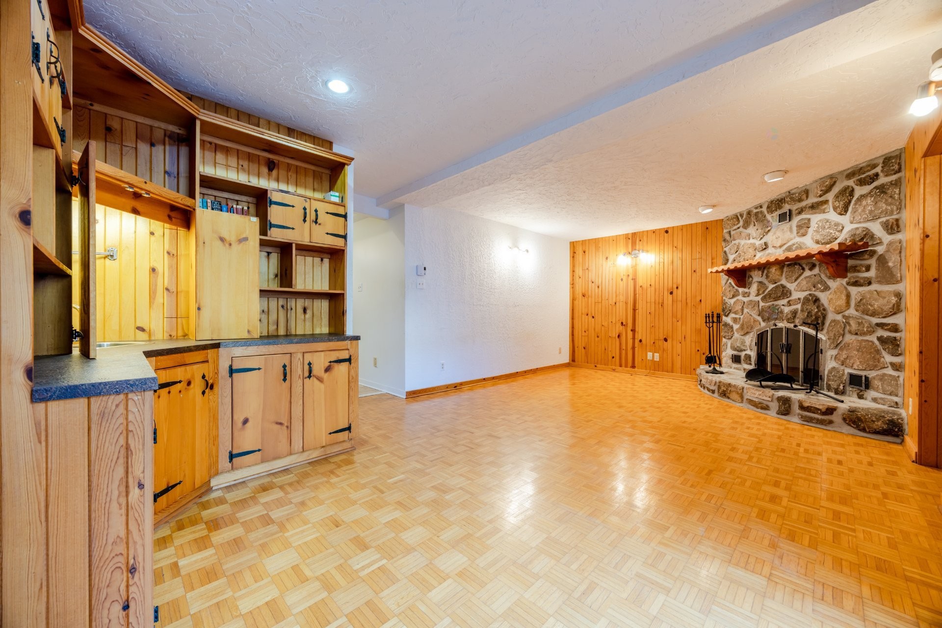 Salle familiale - 5698 Rue Hector-Desloges, Montréal (Rosemont/La Petite-Patrie), QC - Indoor Photo Showing Other Room With Fireplace
