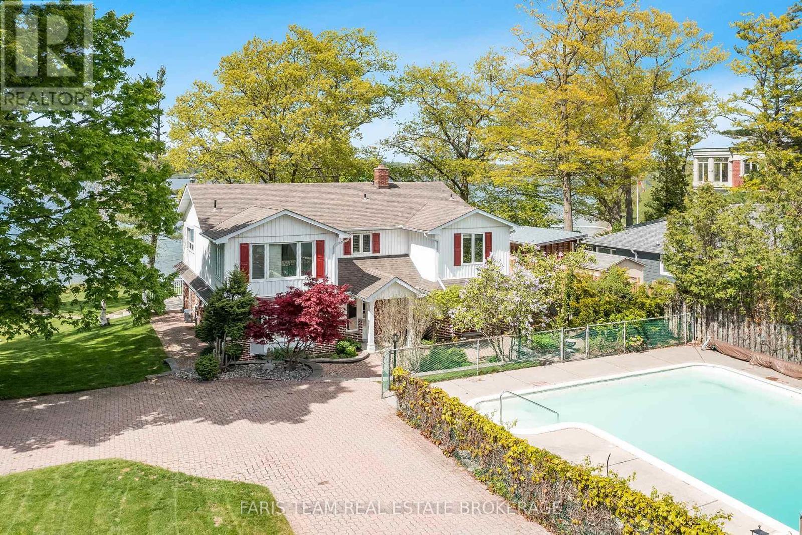 10 White Oaks Road, Barrie, ON - Outdoor With In Ground Pool