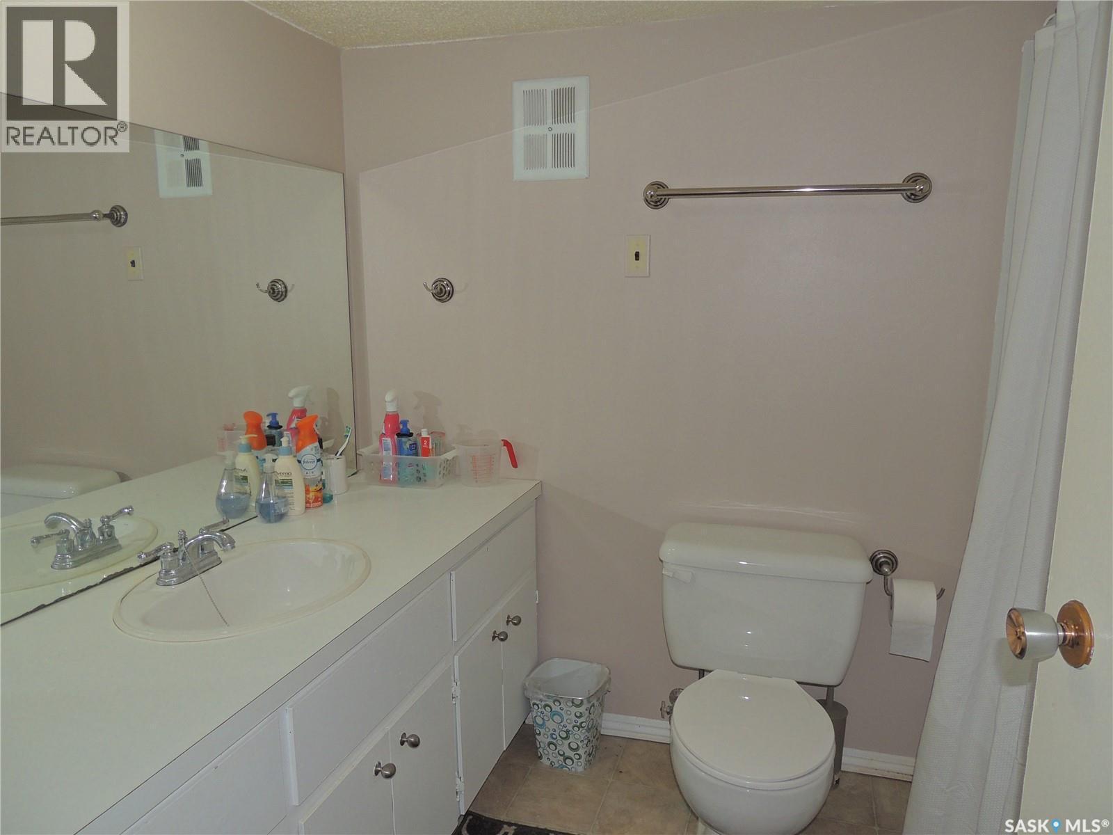 421 Maple Bay, Estevan, SK - Indoor Photo Showing Bathroom