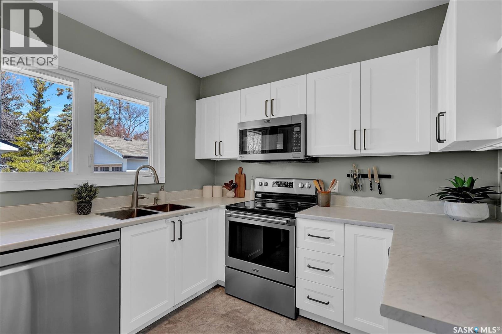 2050 Jubilee Avenue, Regina, SK - Indoor Photo Showing Kitchen With Double Sink