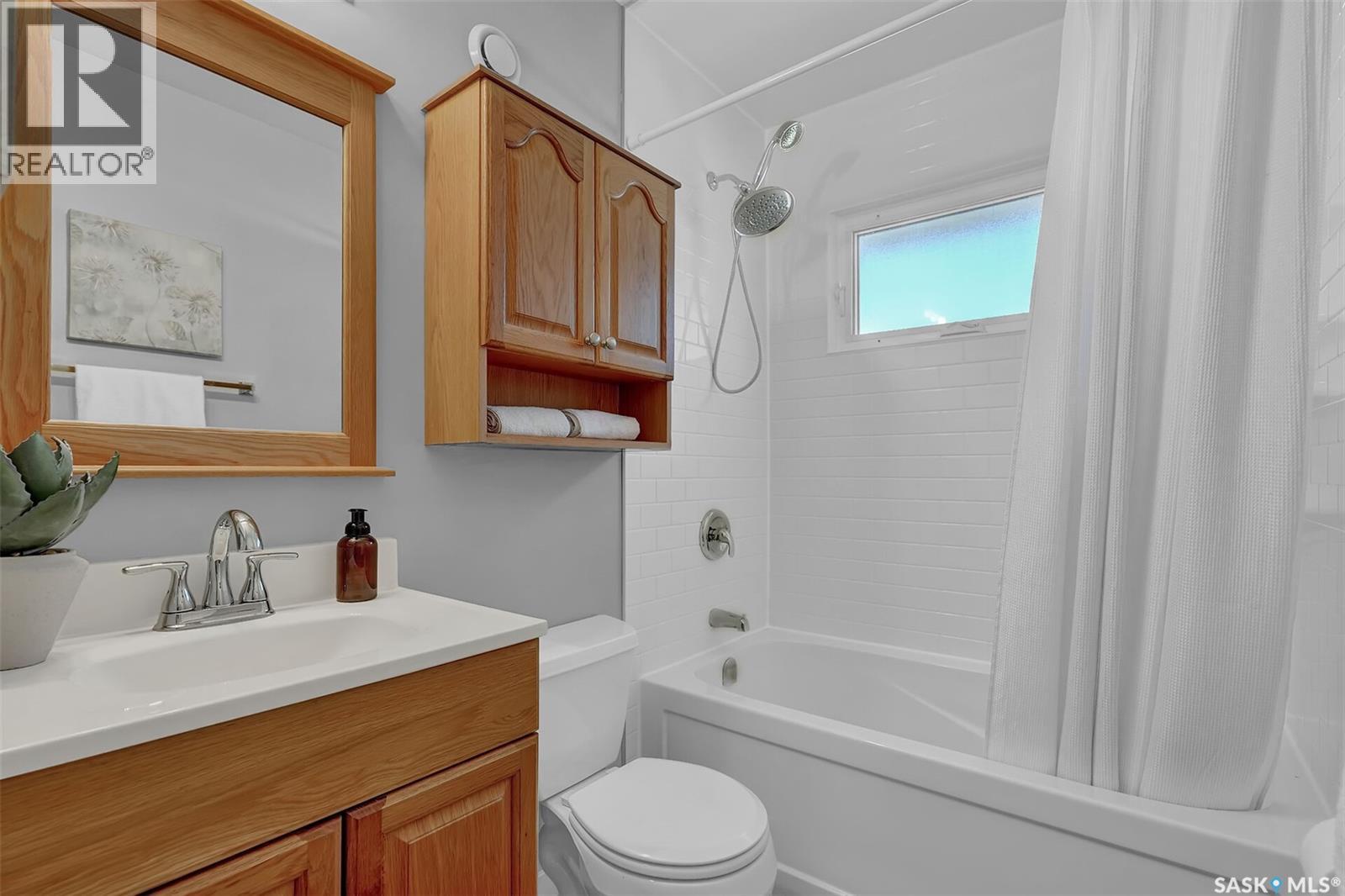 2050 Jubilee Avenue, Regina, SK - Indoor Photo Showing Bathroom