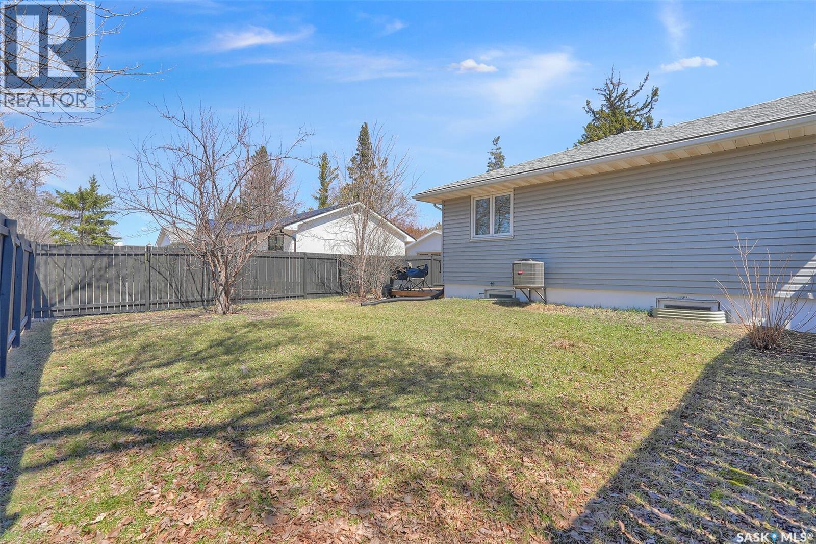 2050 Jubilee Avenue, Regina, SK - Outdoor