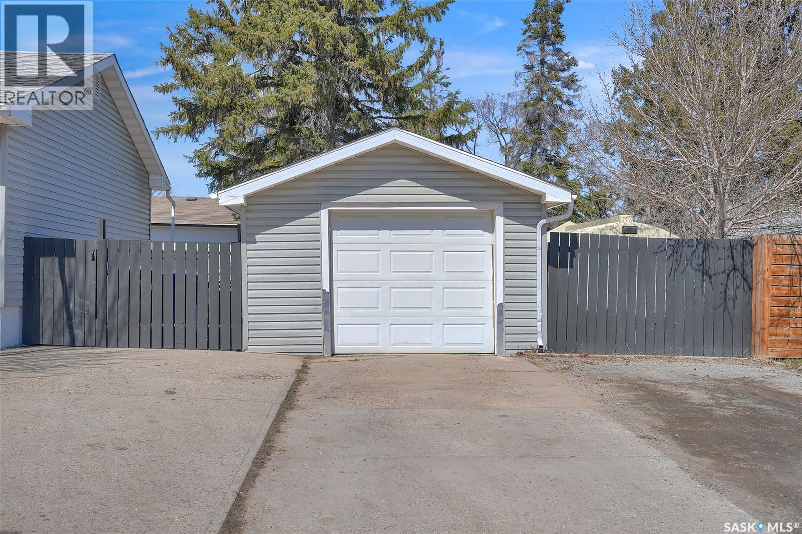 2050 Jubilee Avenue, Regina, SK - Outdoor