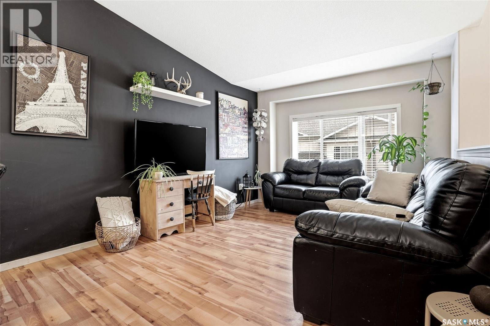 34 4425 Nicurity Drive, Regina, SK - Indoor Photo Showing Living Room