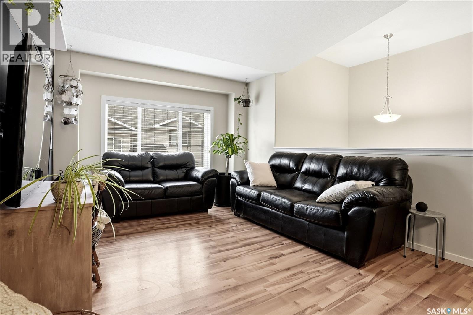 34 4425 Nicurity Drive, Regina, SK - Indoor Photo Showing Living Room