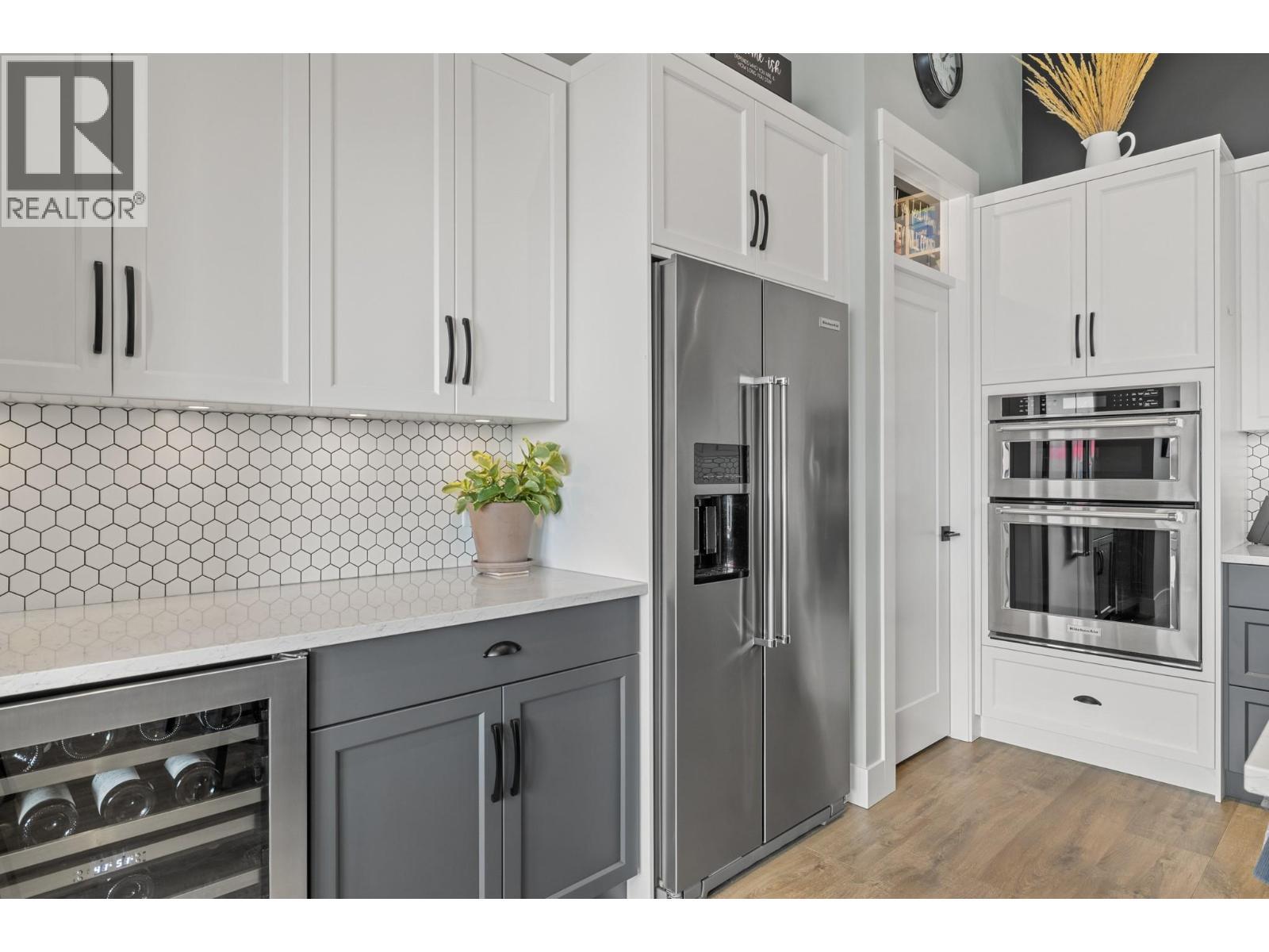 3663 Mckinley Beach Drive, Kelowna, BC - Indoor Photo Showing Kitchen