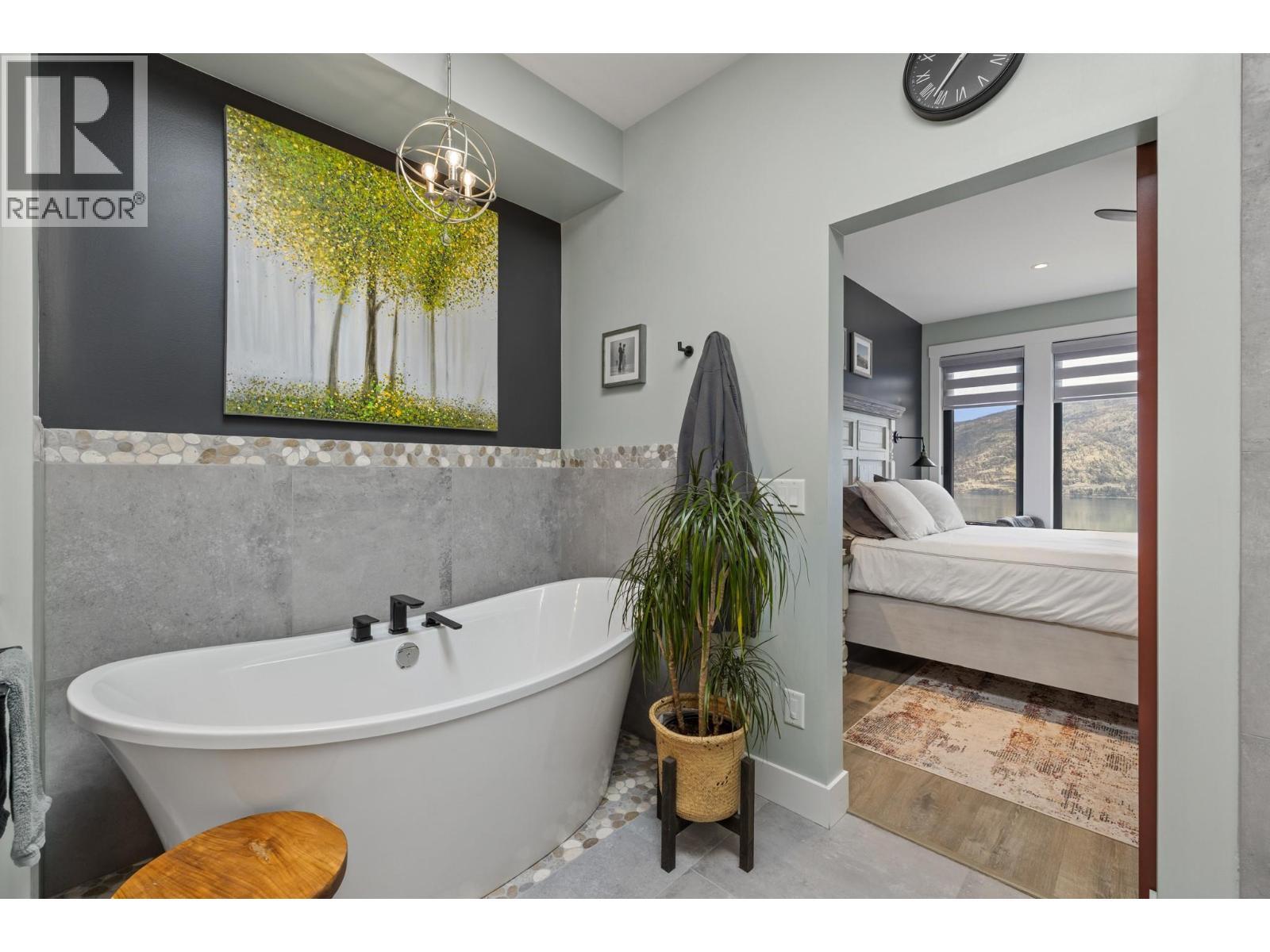 3663 Mckinley Beach Drive, Kelowna, BC - Indoor Photo Showing Bathroom