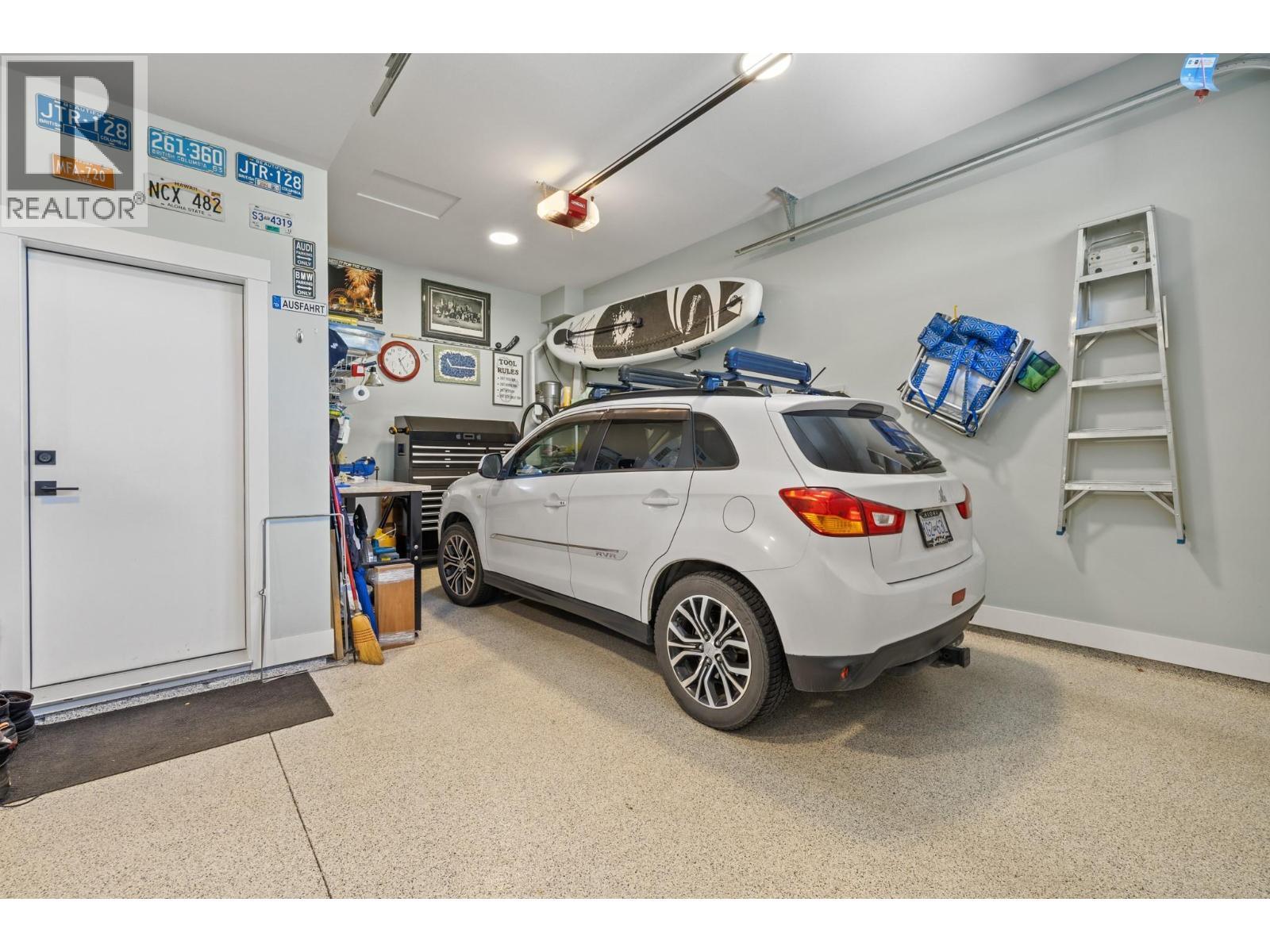 3663 Mckinley Beach Drive, Kelowna, BC - Indoor Photo Showing Garage