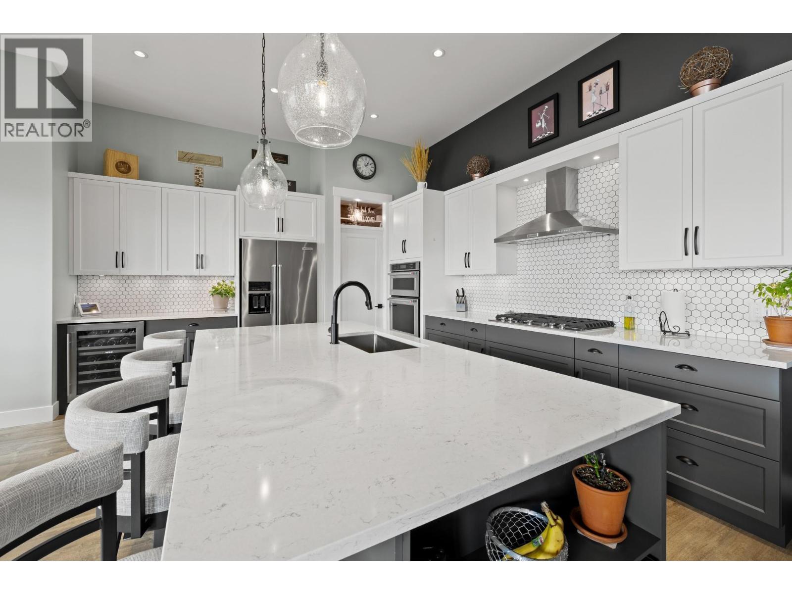 3663 Mckinley Beach Drive, Kelowna, BC - Indoor Photo Showing Kitchen With Upgraded Kitchen