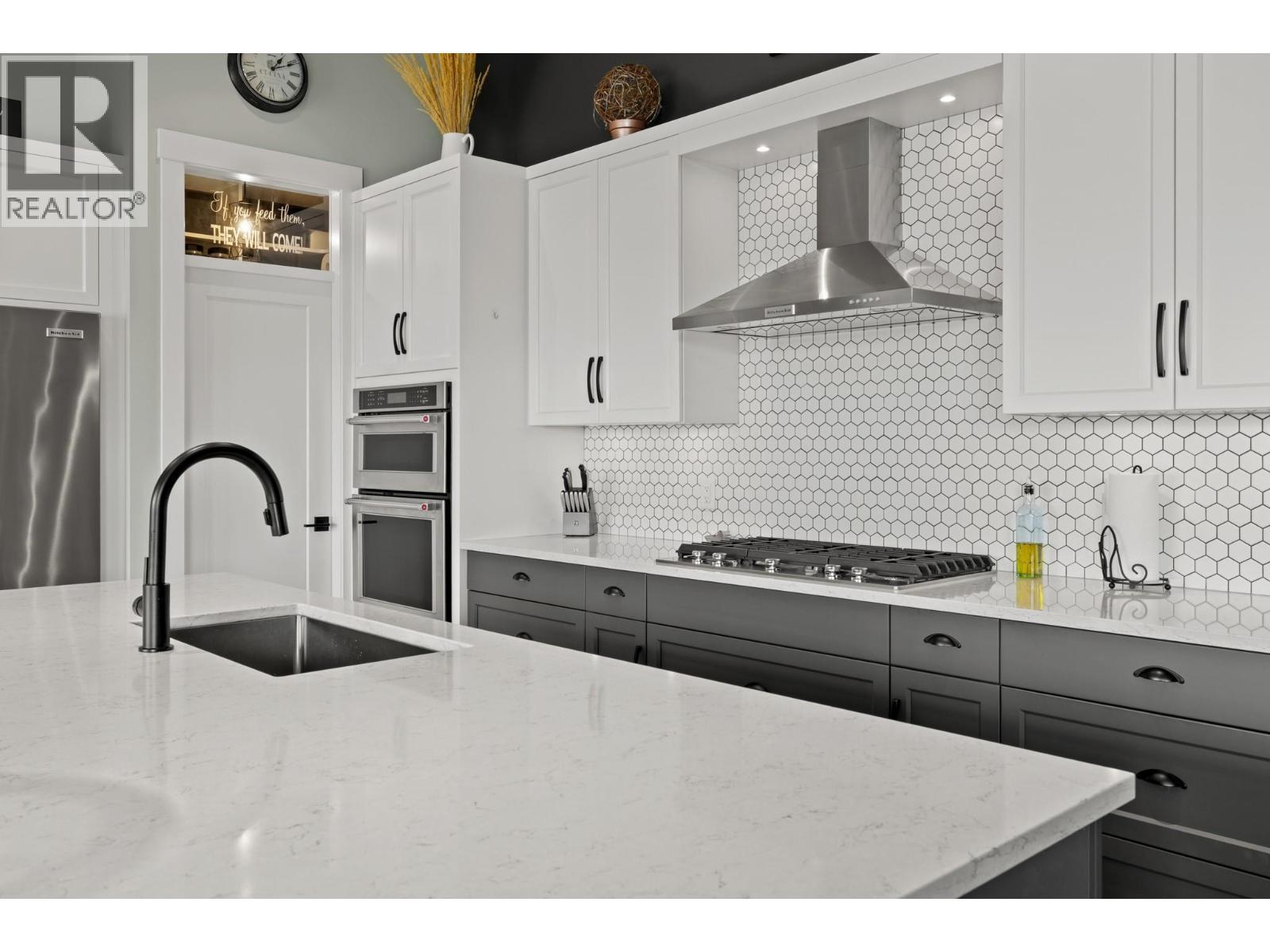 3663 Mckinley Beach Drive, Kelowna, BC - Indoor Photo Showing Kitchen With Upgraded Kitchen