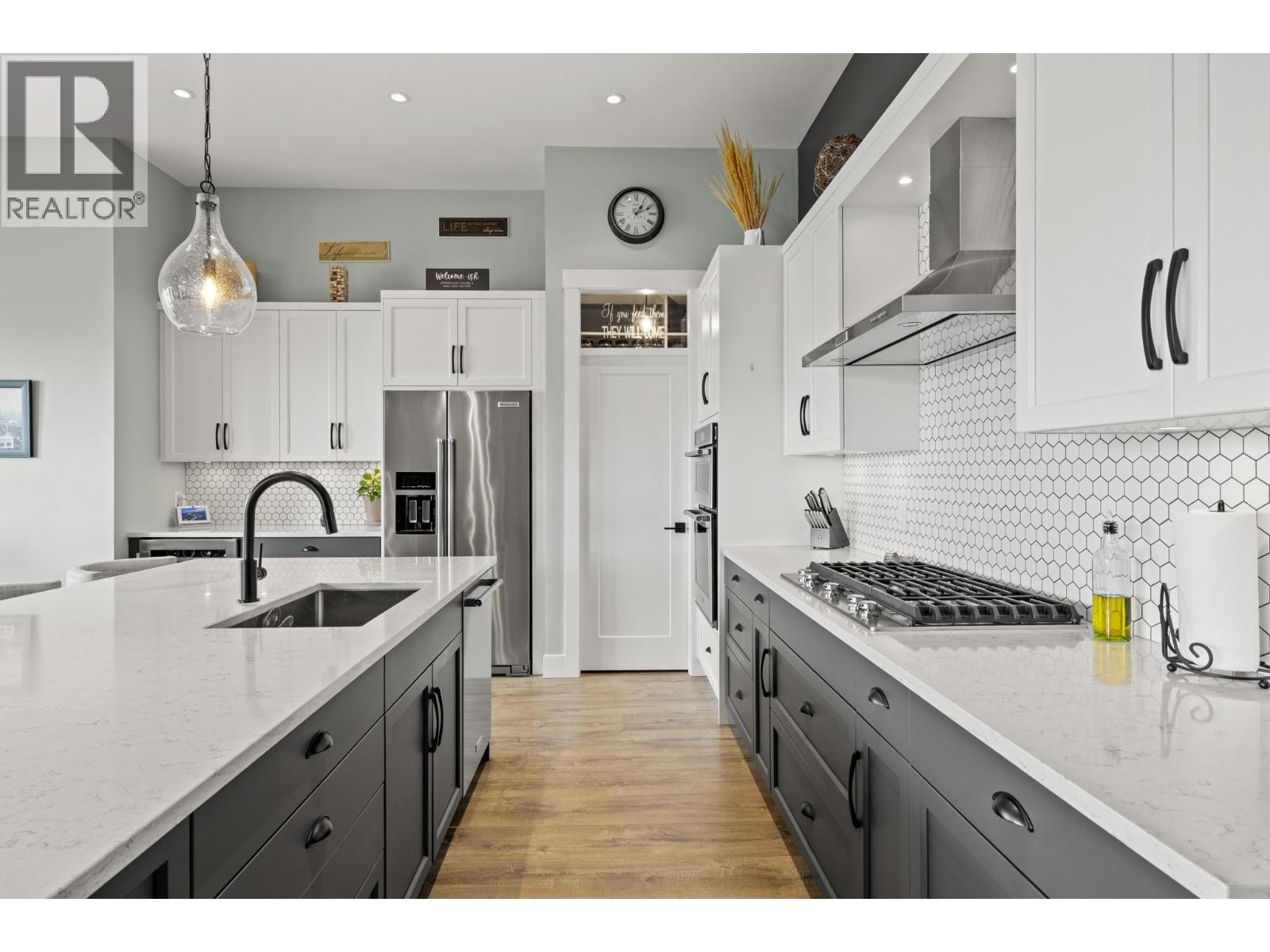3663 Mckinley Beach Drive, Kelowna, BC - Indoor Photo Showing Kitchen With Upgraded Kitchen