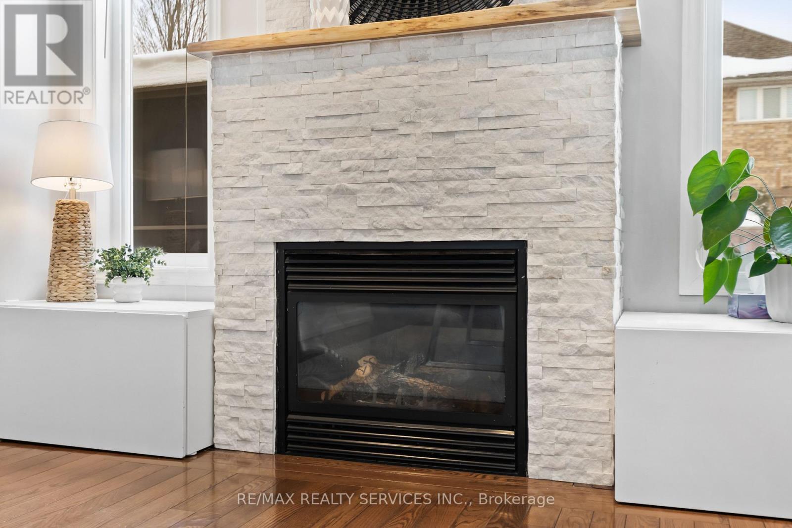 1321 Inglehart Drive, Burlington, ON - Indoor Photo Showing Living Room With Fireplace