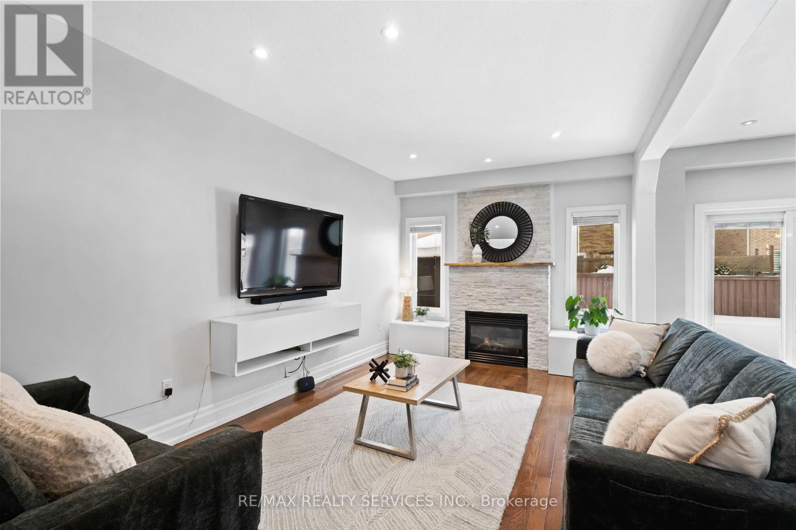 1321 Inglehart Drive, Burlington, ON - Indoor Photo Showing Living Room With Fireplace