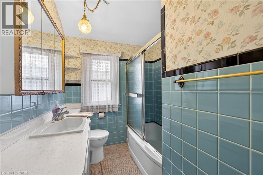 95 Empress Avenue, Hamilton, ON - Indoor Photo Showing Bathroom