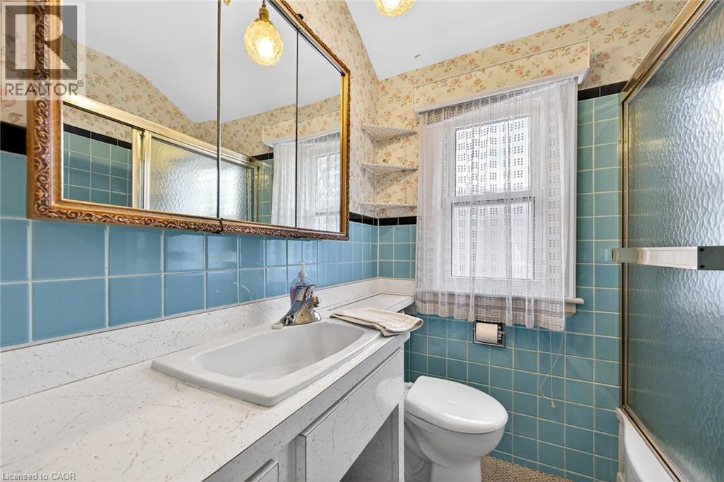 95 Empress Avenue, Hamilton, ON - Indoor Photo Showing Bathroom