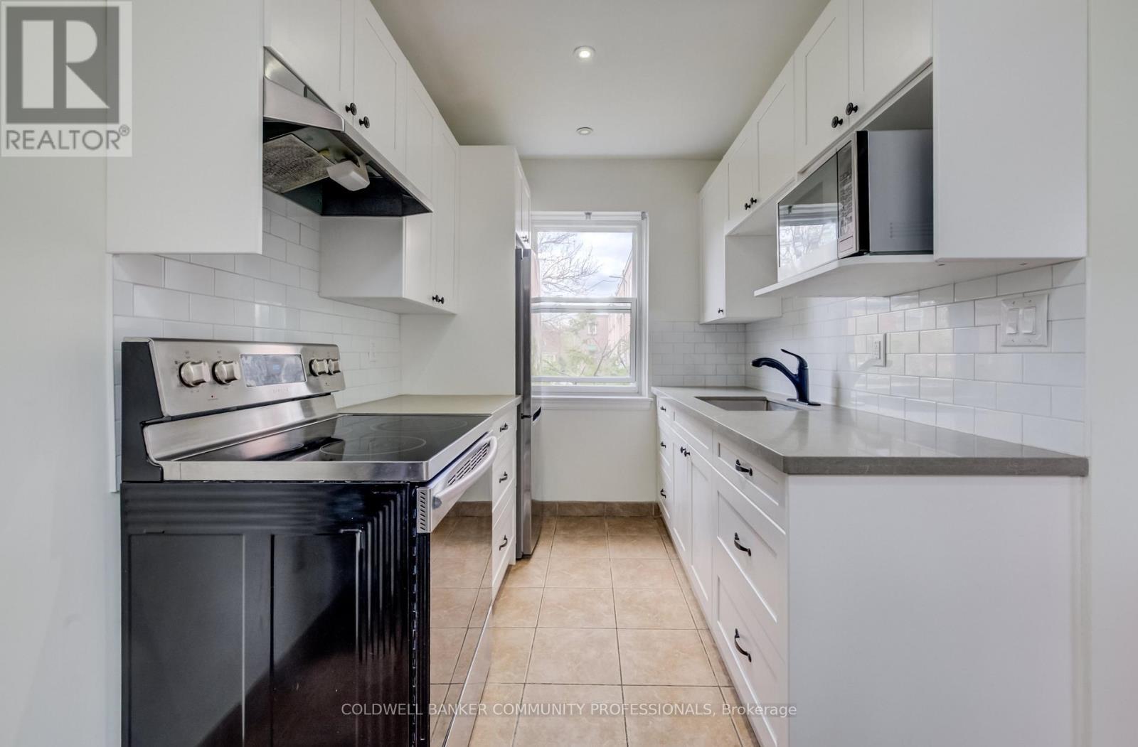137 Emerald Street S, Hamilton, ON - Indoor Photo Showing Kitchen