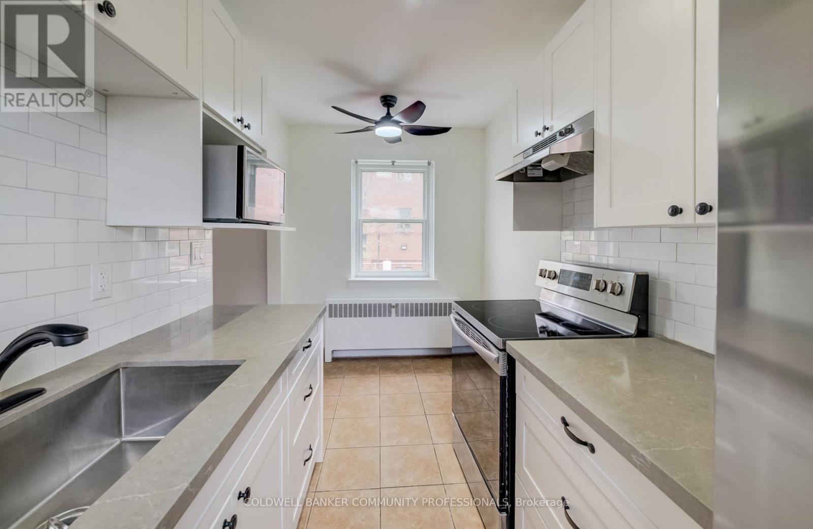 137 Emerald Street S, Hamilton, ON - Indoor Photo Showing Kitchen