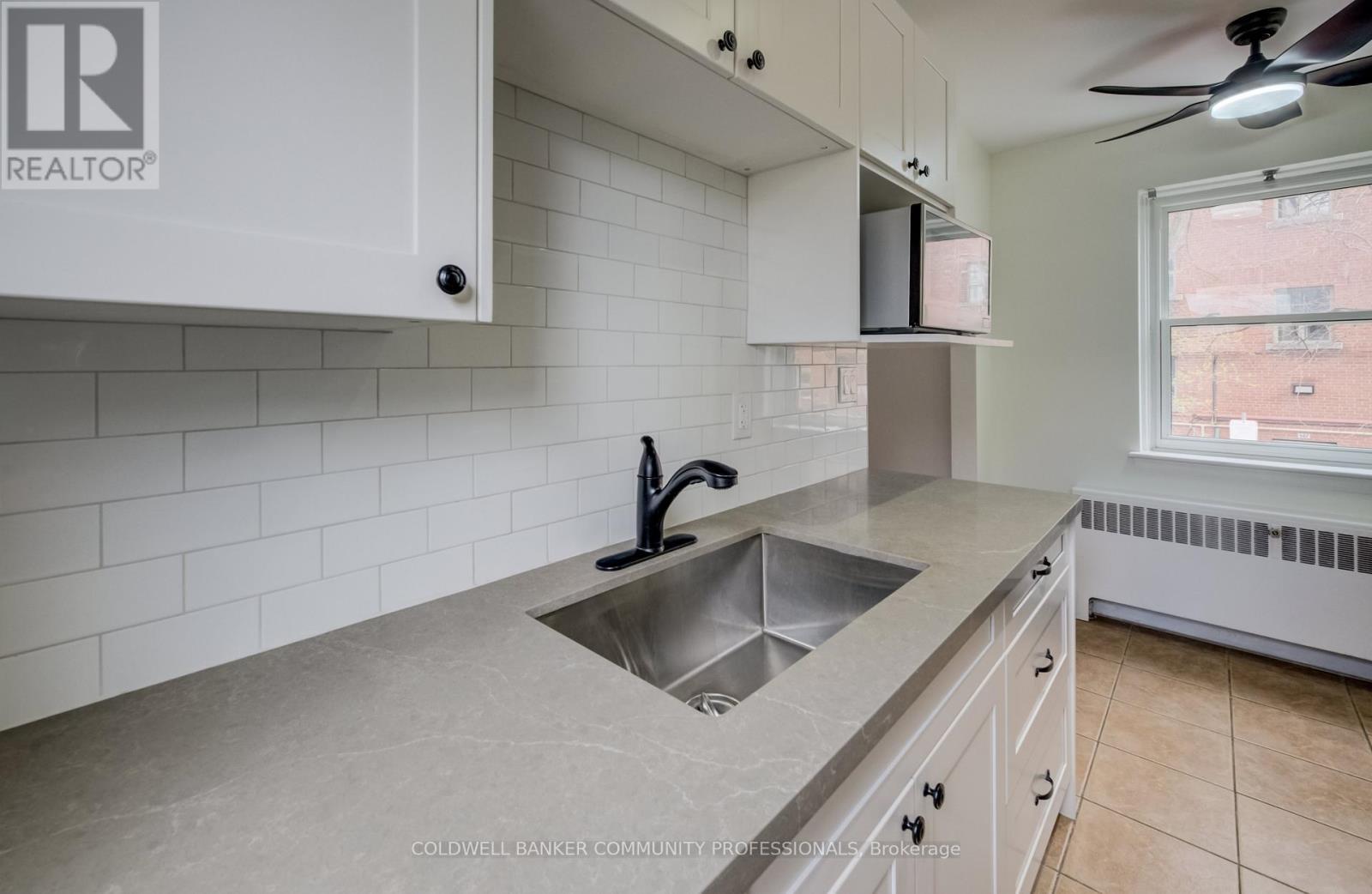137 Emerald Street S, Hamilton, ON - Indoor Photo Showing Kitchen