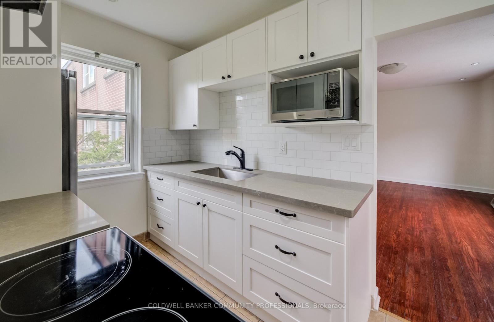 137 Emerald Street S, Hamilton, ON - Indoor Photo Showing Kitchen