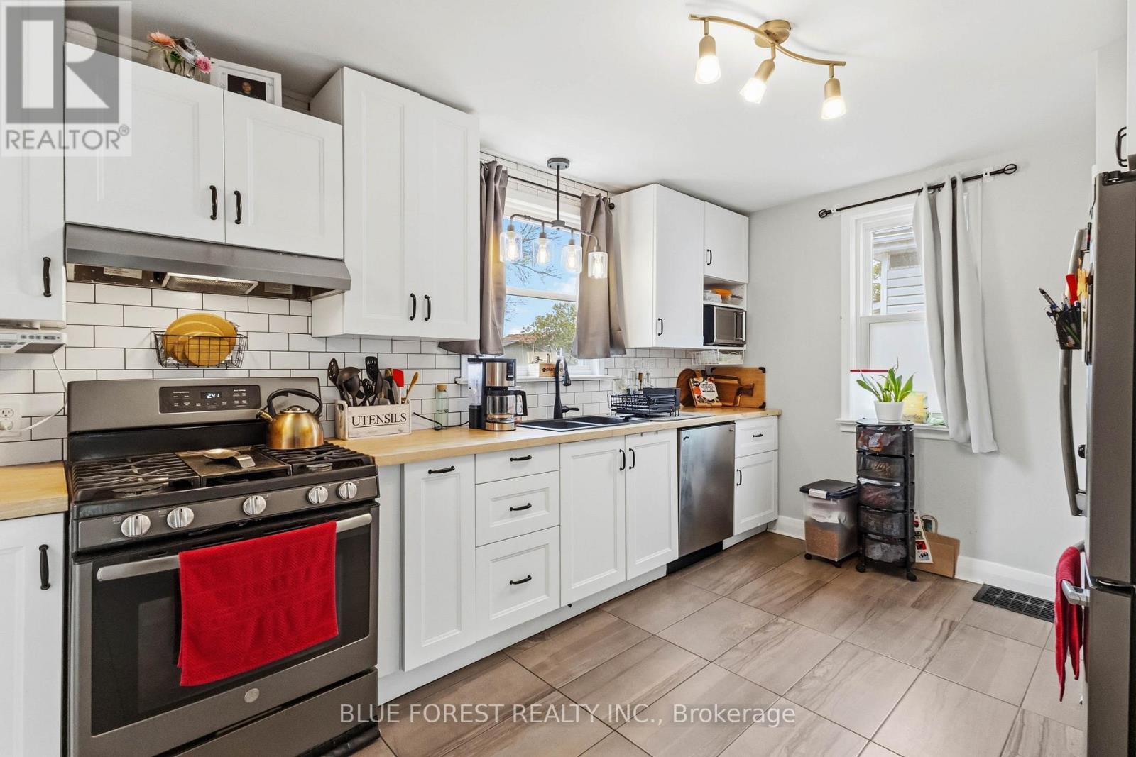 47 Devonshire Place, St. Thomas, ON - Indoor Photo Showing Kitchen With Double Sink