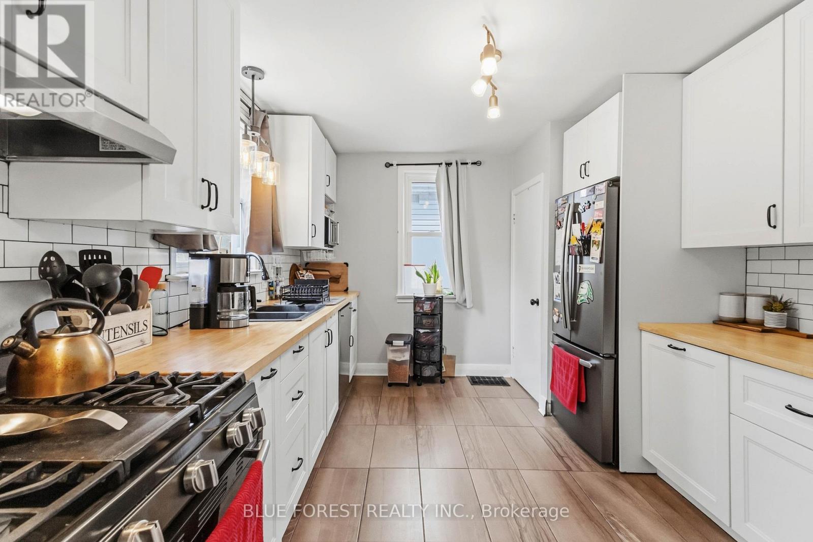 47 Devonshire Place, St. Thomas, ON - Indoor Photo Showing Kitchen With Double Sink