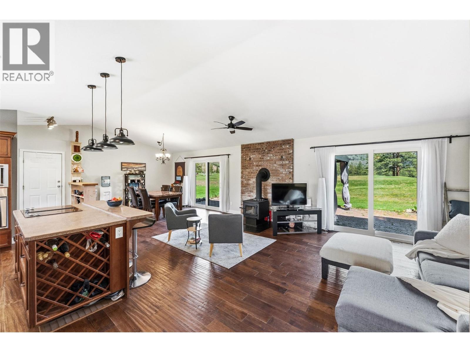 178 Range Road, Kaleden, BC - Indoor Photo Showing Living Room