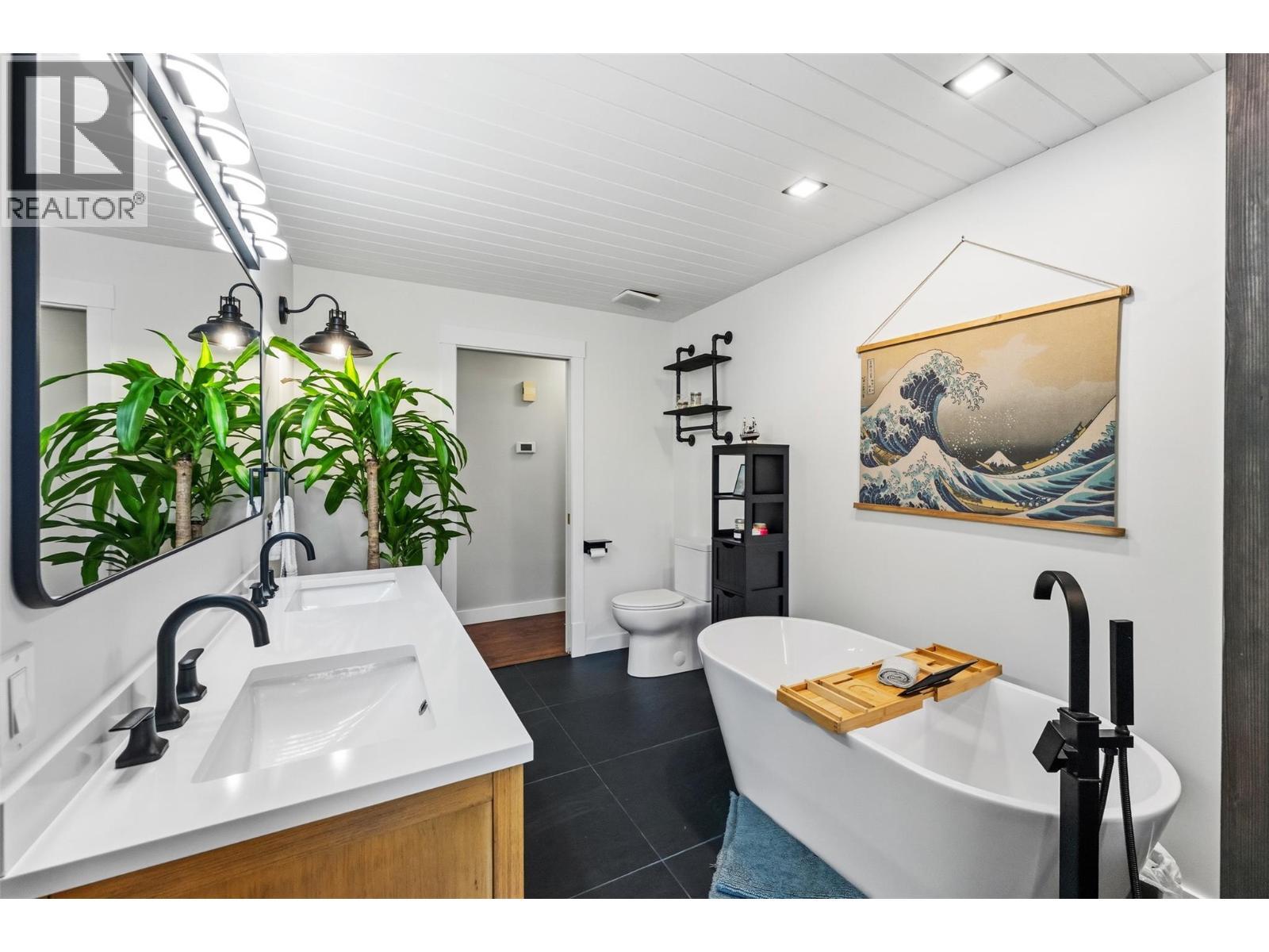 178 Range Road, Kaleden, BC - Indoor Photo Showing Bathroom