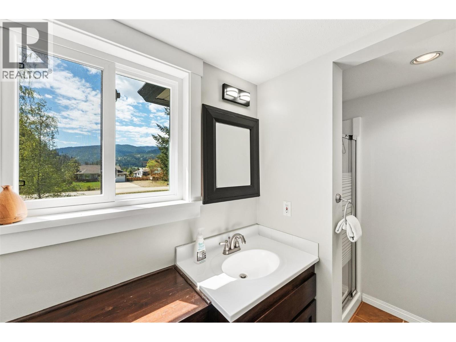 178 Range Road, Kaleden, BC - Indoor Photo Showing Bathroom