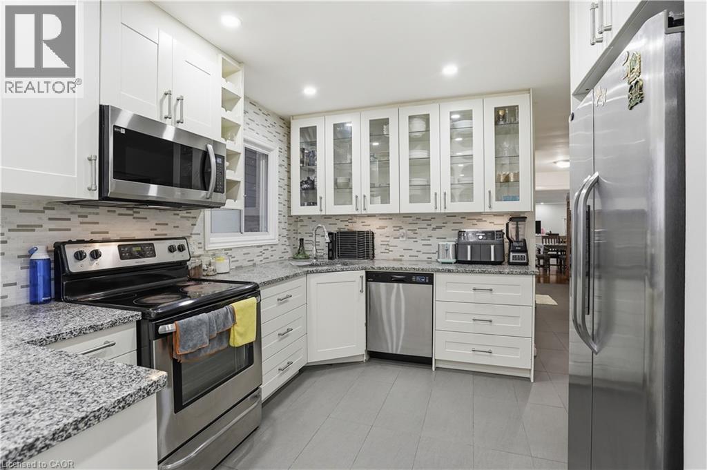 107 Deschene Avenue, Hamilton, ON - Indoor Photo Showing Kitchen With Upgraded Kitchen
