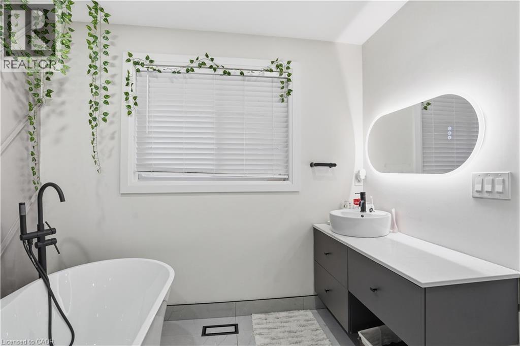 107 Deschene Avenue, Hamilton, ON - Indoor Photo Showing Bathroom
