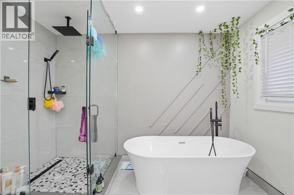 107 Deschene Avenue, Hamilton, ON - Indoor Photo Showing Bathroom