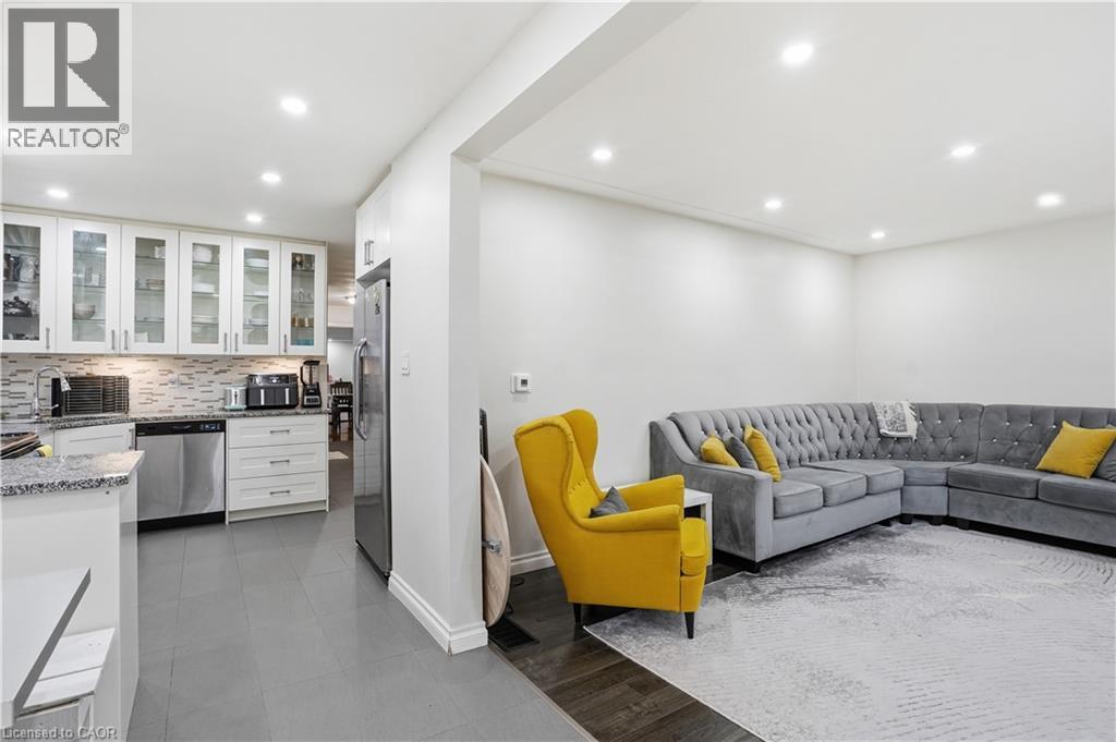 107 Deschene Avenue, Hamilton, ON - Indoor Photo Showing Living Room