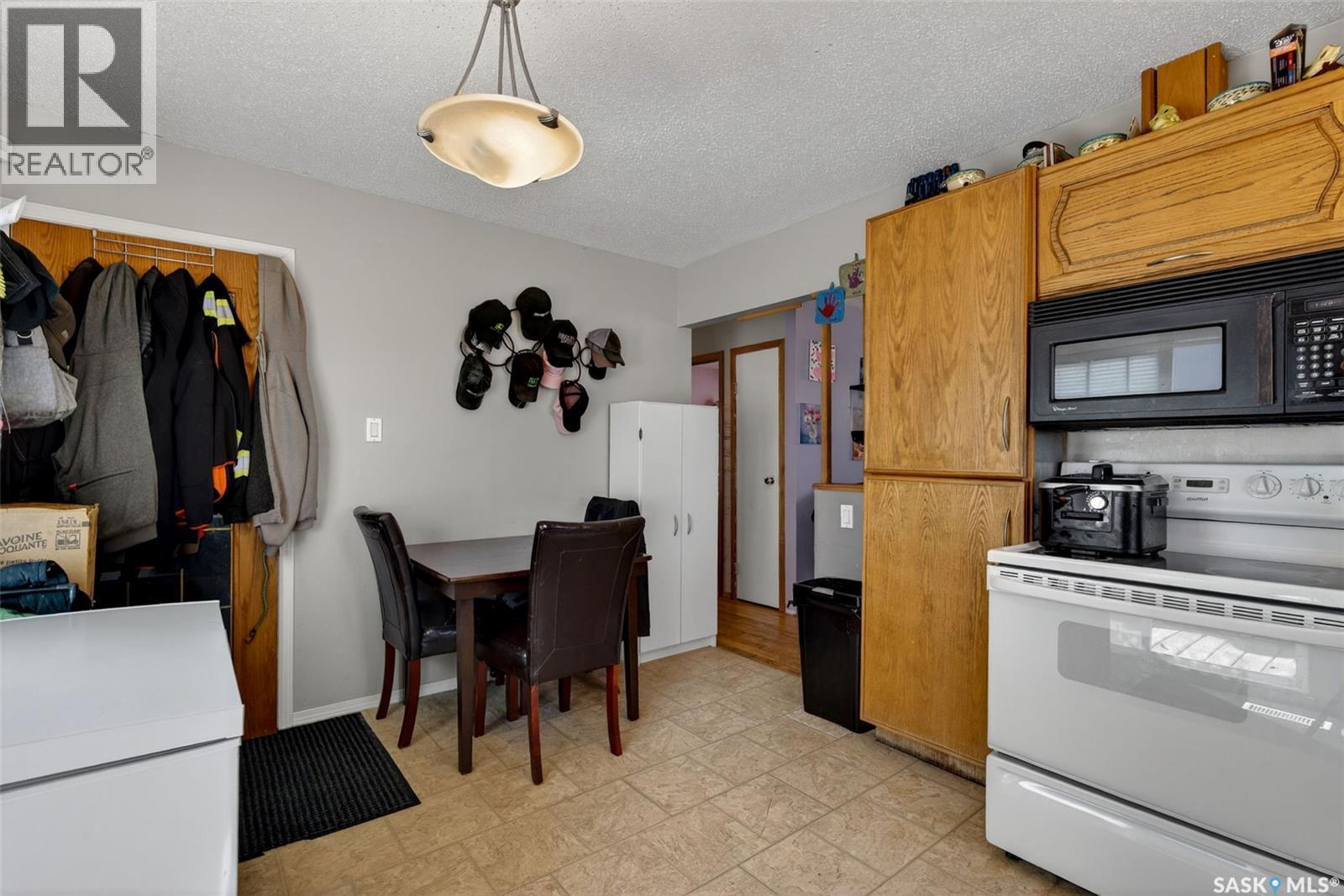 69 Mcgee Crescent, Saskatoon, SK - Indoor Photo Showing Kitchen
