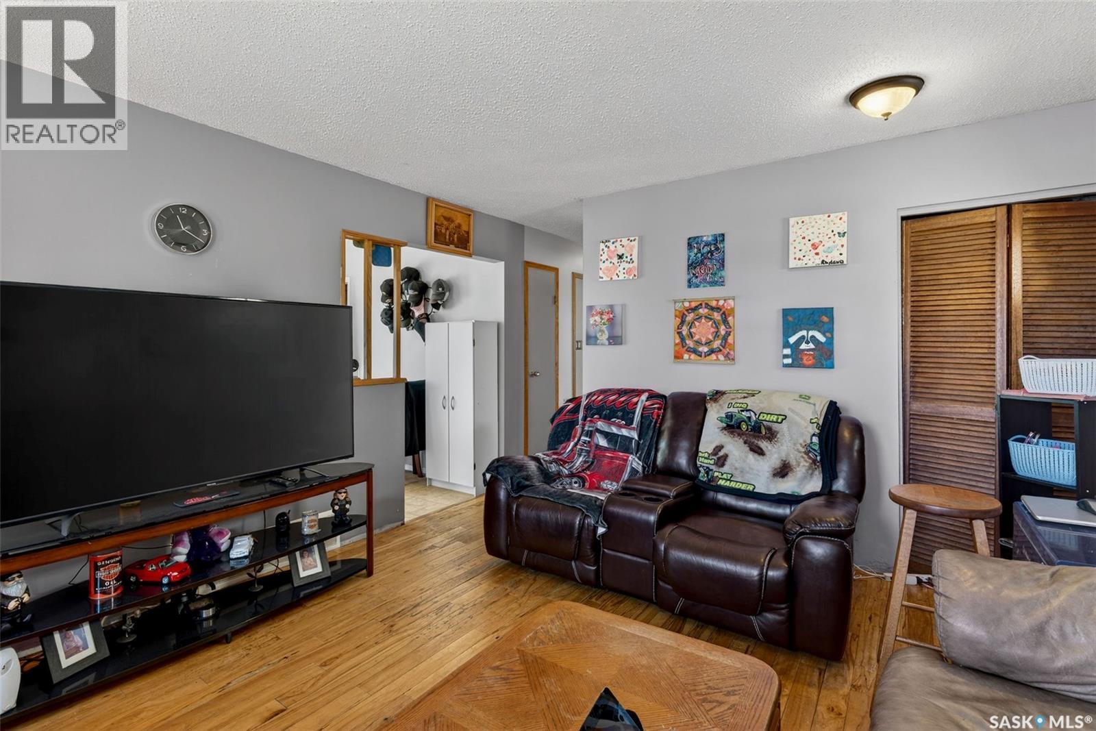 69 Mcgee Crescent, Saskatoon, SK - Indoor Photo Showing Living Room