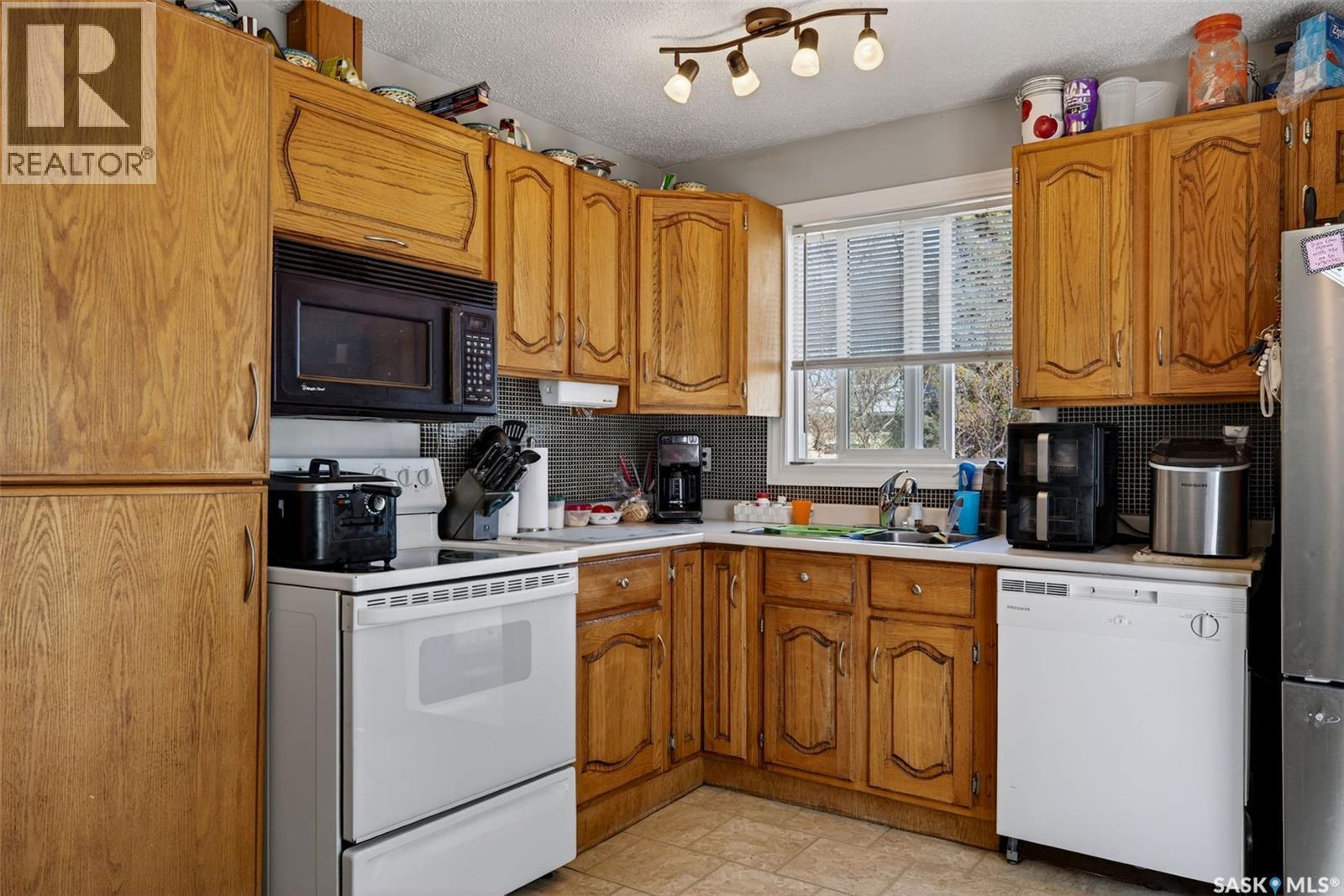 69 Mcgee Crescent, Saskatoon, SK - Indoor Photo Showing Kitchen