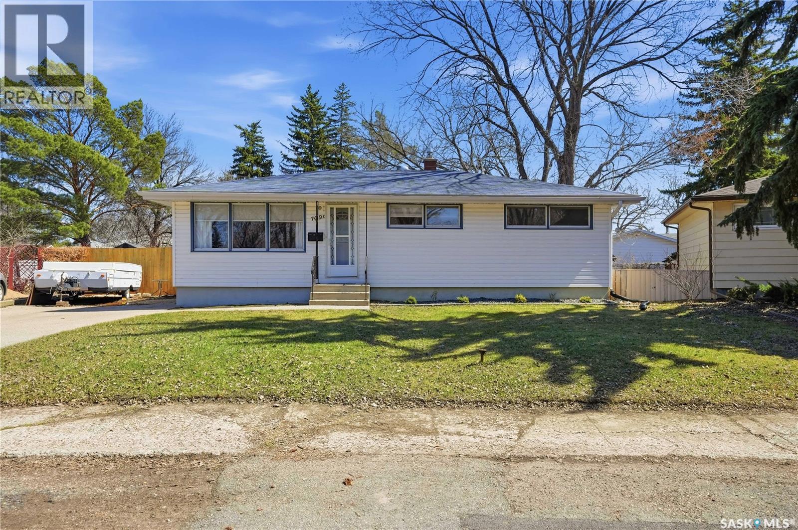 709 Inver Crescent E, Regina, SK - Outdoor
