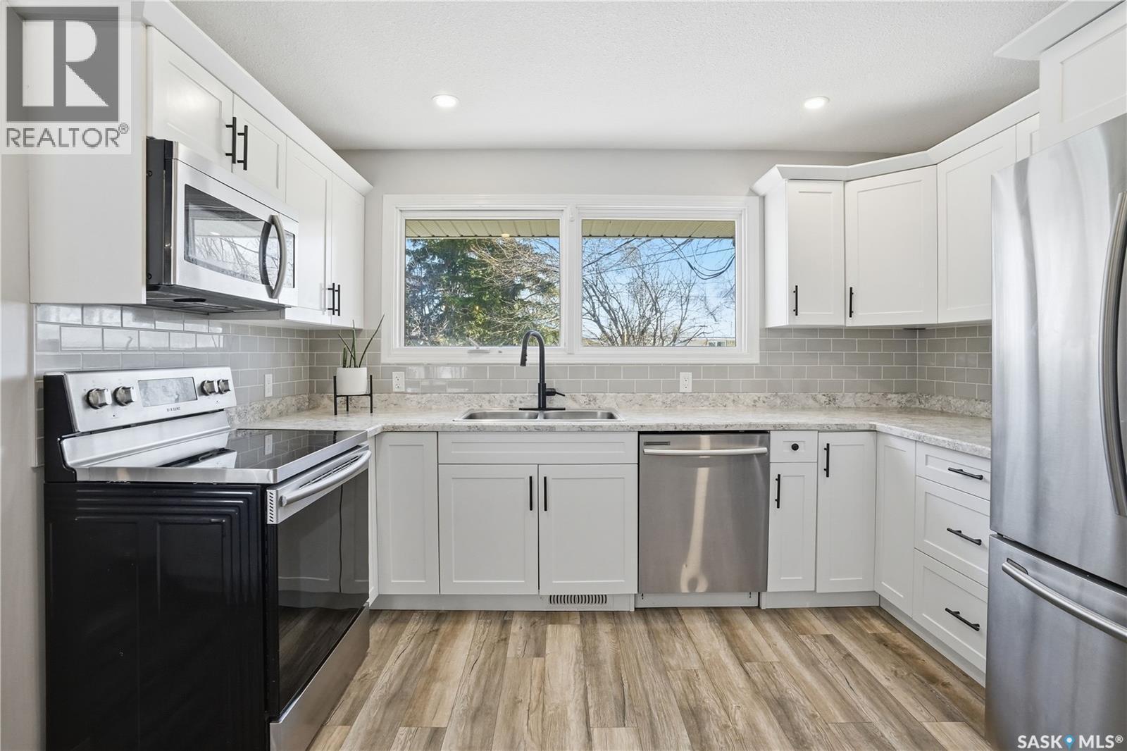 709 Inver Crescent E, Regina, SK - Indoor Photo Showing Kitchen With Stainless Steel Kitchen