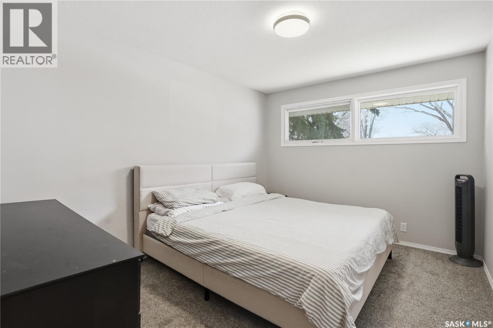 709 Inver Crescent E, Regina, SK - Indoor Photo Showing Bedroom
