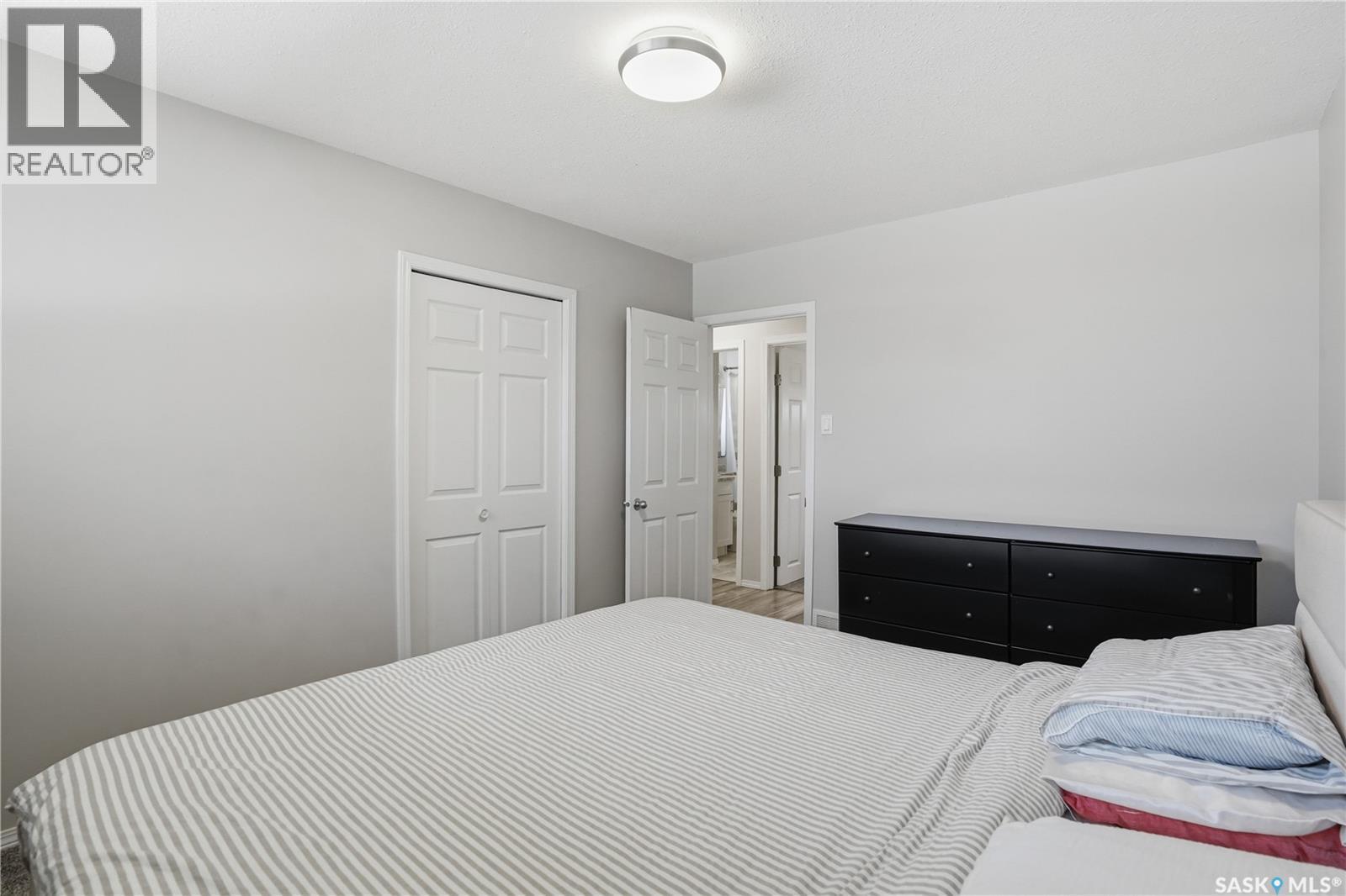 709 Inver Crescent E, Regina, SK - Indoor Photo Showing Bedroom