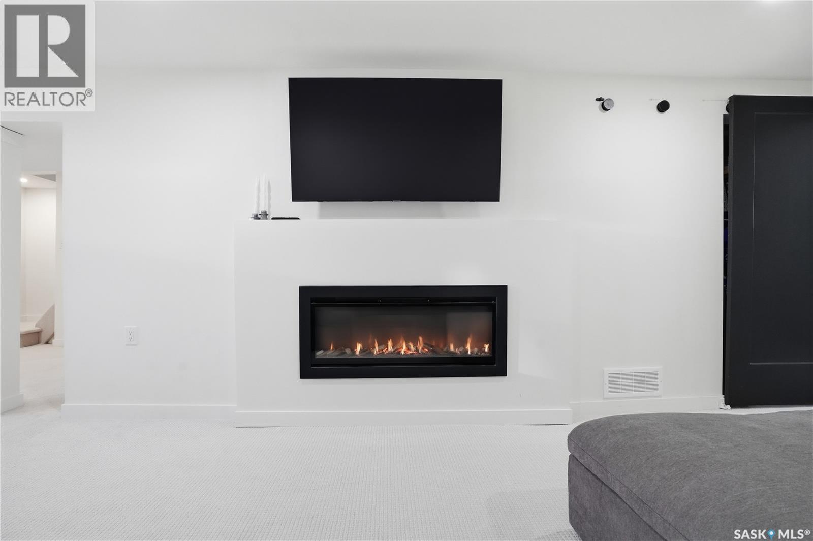 709 Inver Crescent E, Regina, SK - Indoor Photo Showing Living Room With Fireplace