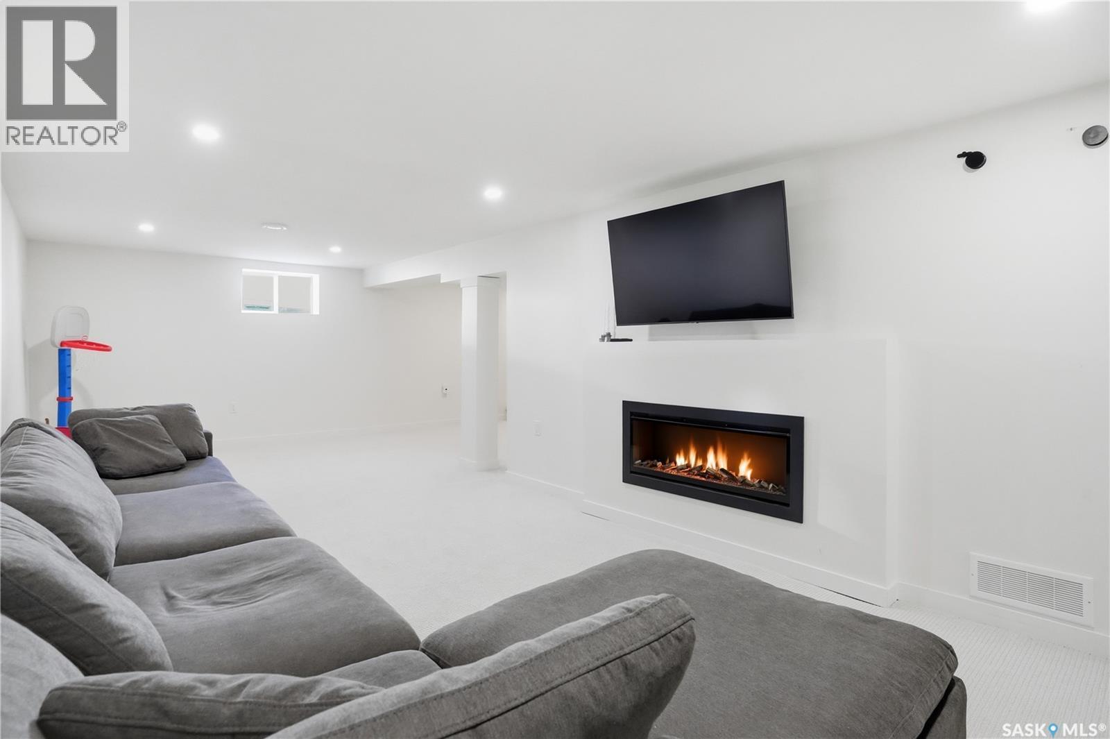 709 Inver Crescent E, Regina, SK - Indoor With Fireplace